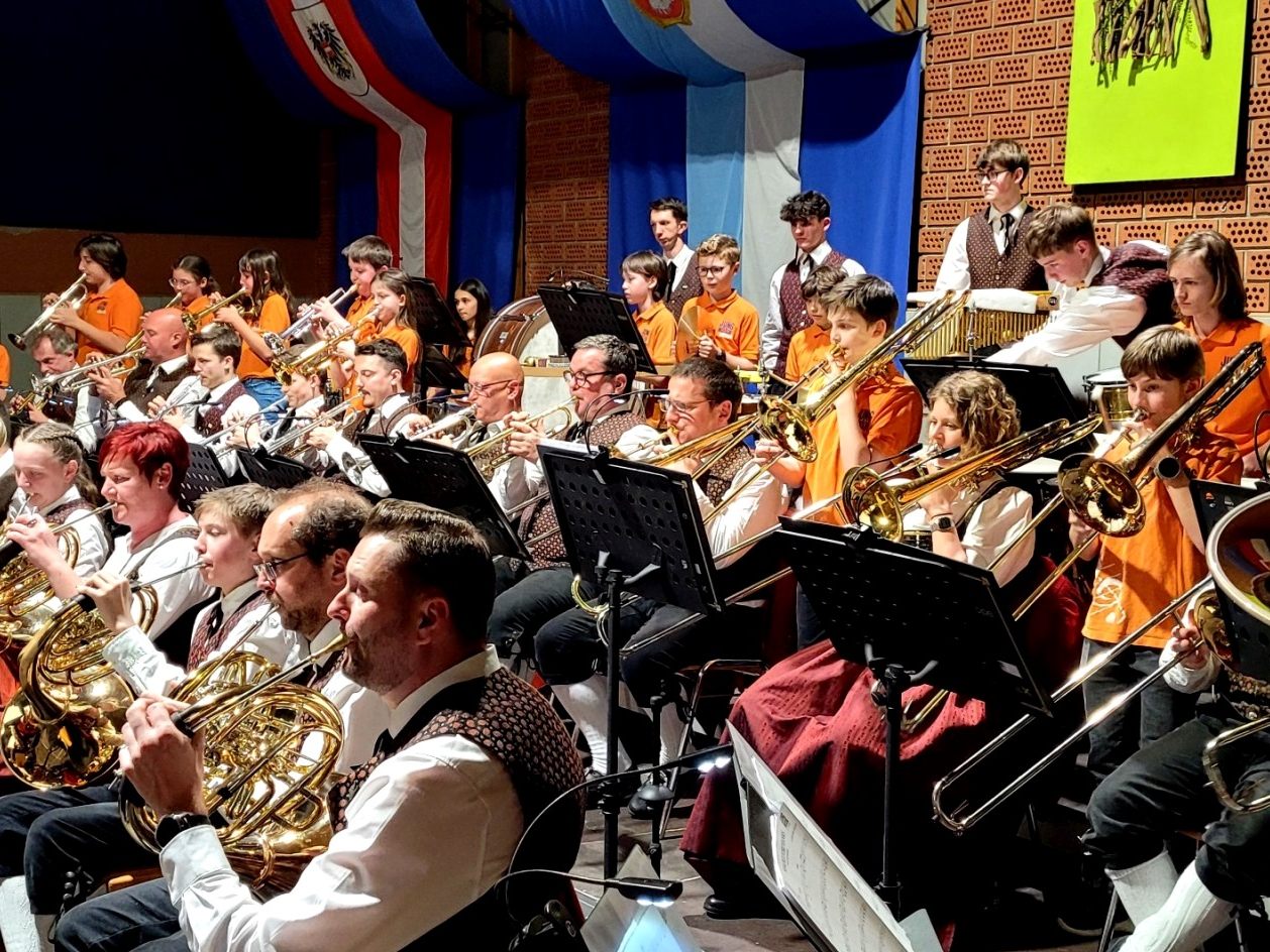 Mit Stolz präsentierte der Musikverein Lochau im Rahmen dieses Frühlingskonzertes auch seinen erfolgreichen Nachwuchs: Gemeinsamer Auftritt von Jung und Alt beim Stück „Shackelford Banks“.