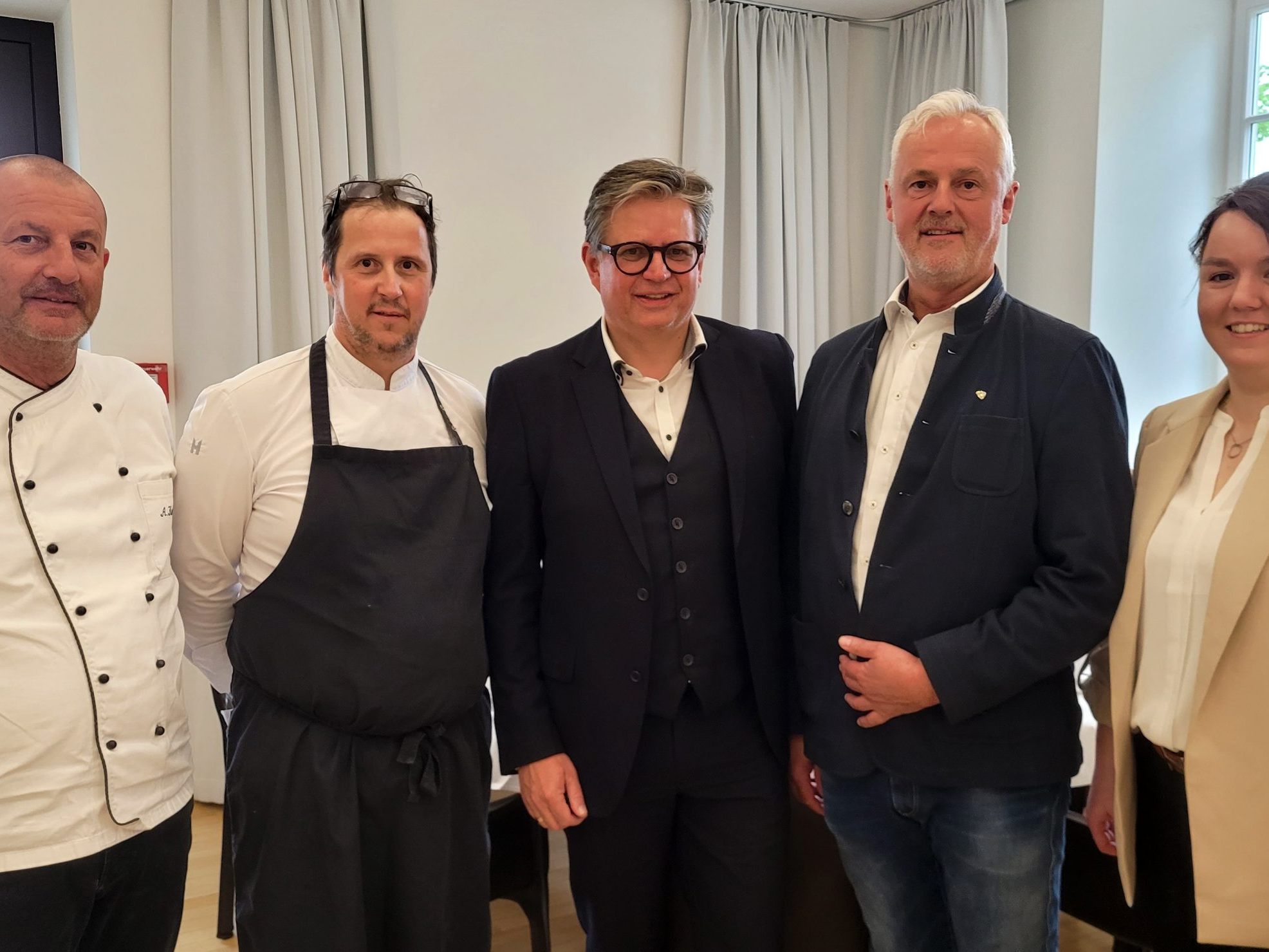 Schloss Hofen in Lochau hat zu einem kulinarischen Genussabend eingeladen: Sous Chef Andreas Kunz, Chefkoch Roland Schlacher, Hausherr Peter Vogler, Walter Lechner (Weingut Forstreiter) und Seminarhotel-Leiterin Kathrin Feurle. Schloss Hofen in Lochau hat zu einem kulinarischen Genussabend eingeladen: Sous Chef Andreas Kunz, Chefkoch Roland Schlacher, Hausherr Peter Vogler, Walter Lechner (Weingut Forstreiter) und Seminarhotel-Leiterin Kathrin Feurle.