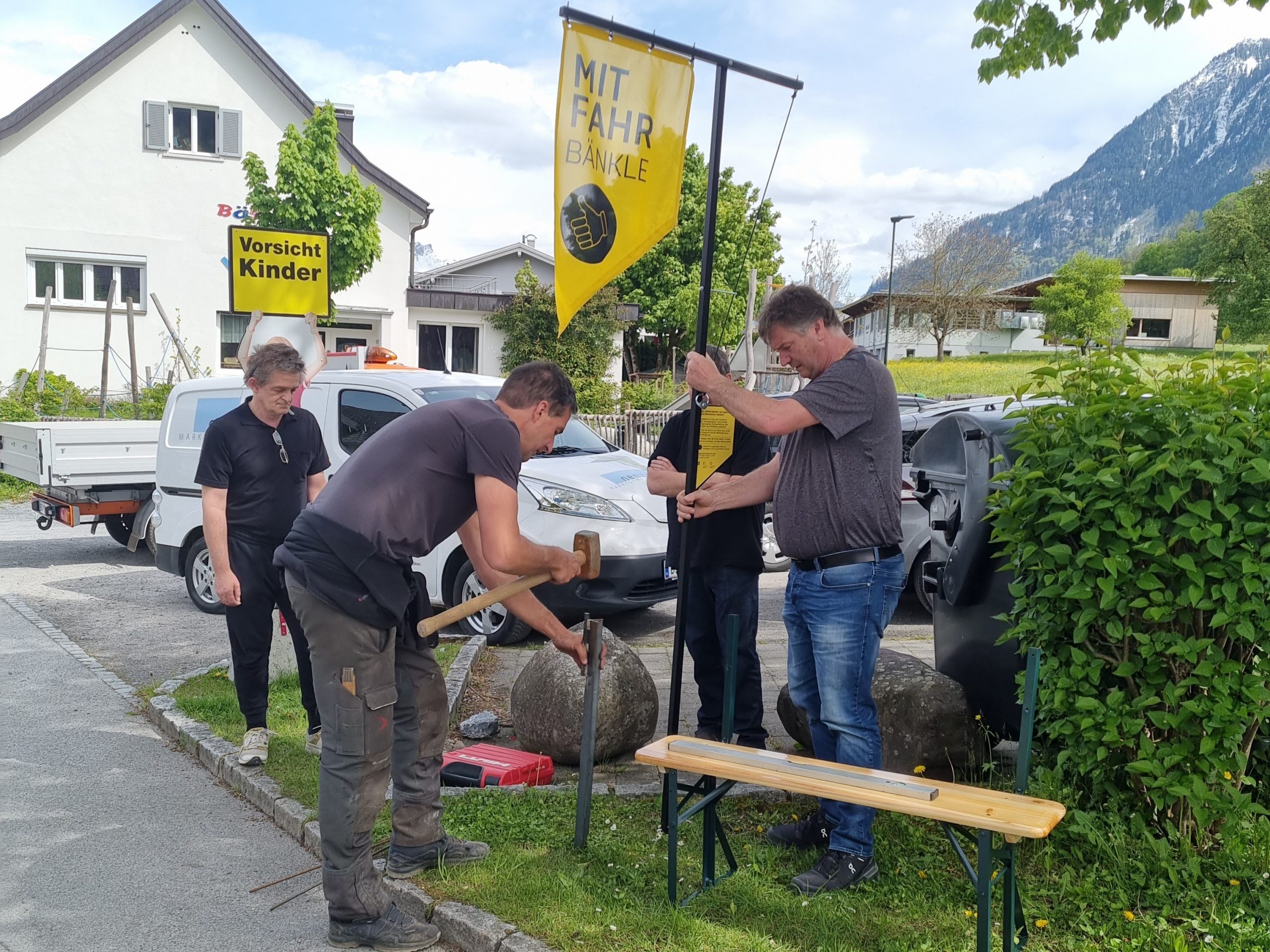 Am Freitag wurden in Nenzing die Mitfahrbänkle installiert. Alle Infos: www.nenzing.at/e5 Am Freitag wurden in Nenzing die Mitfahrbänkle installiert. Alle Infos: www.nenzing.at/e5