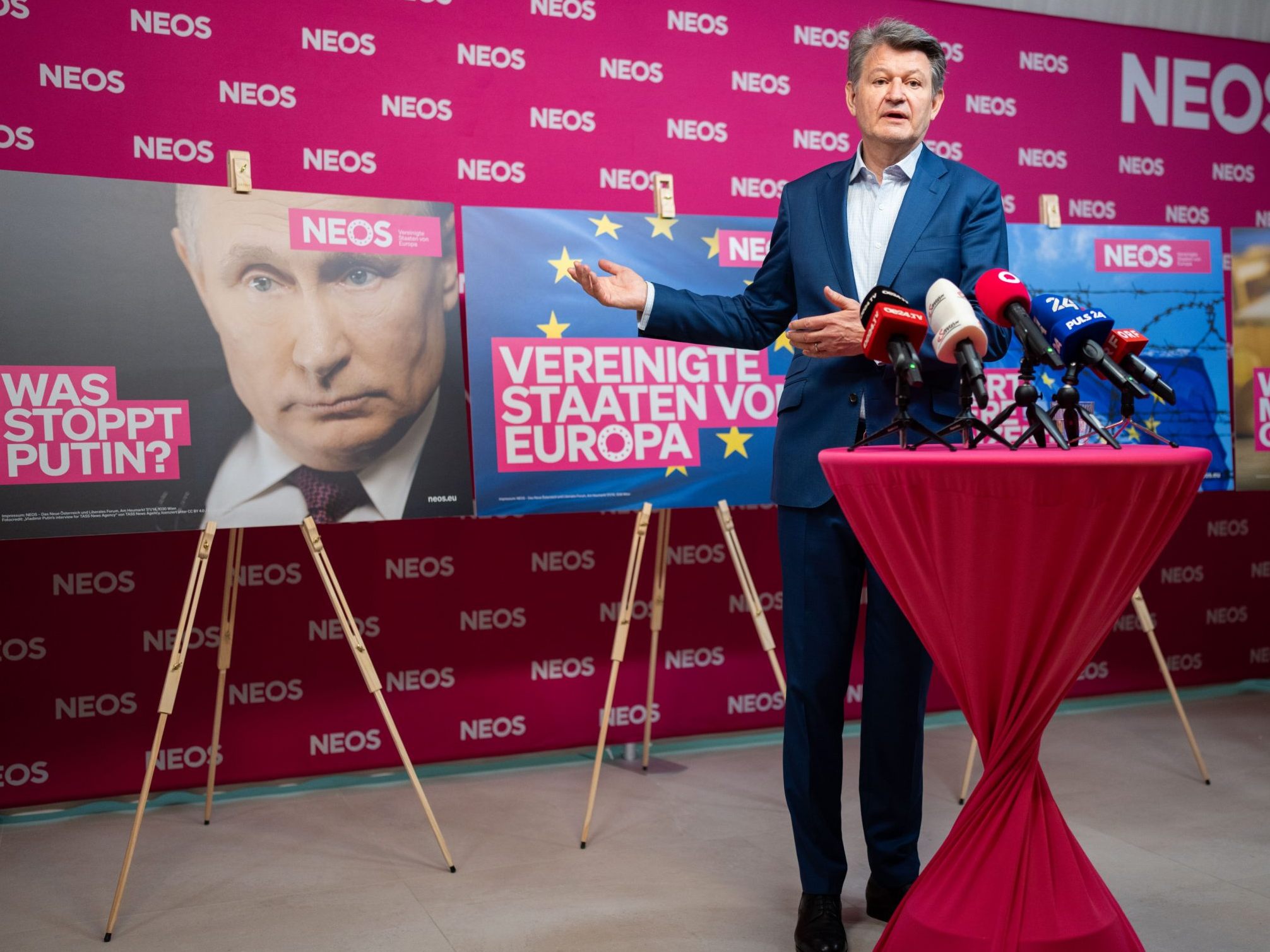 Die NEOS haben ihre ersten Wahlplakate für die EU-Wahl vorgestellt. Die NEOS haben ihre ersten Wahlplakate für die EU-Wahl vorgestellt.