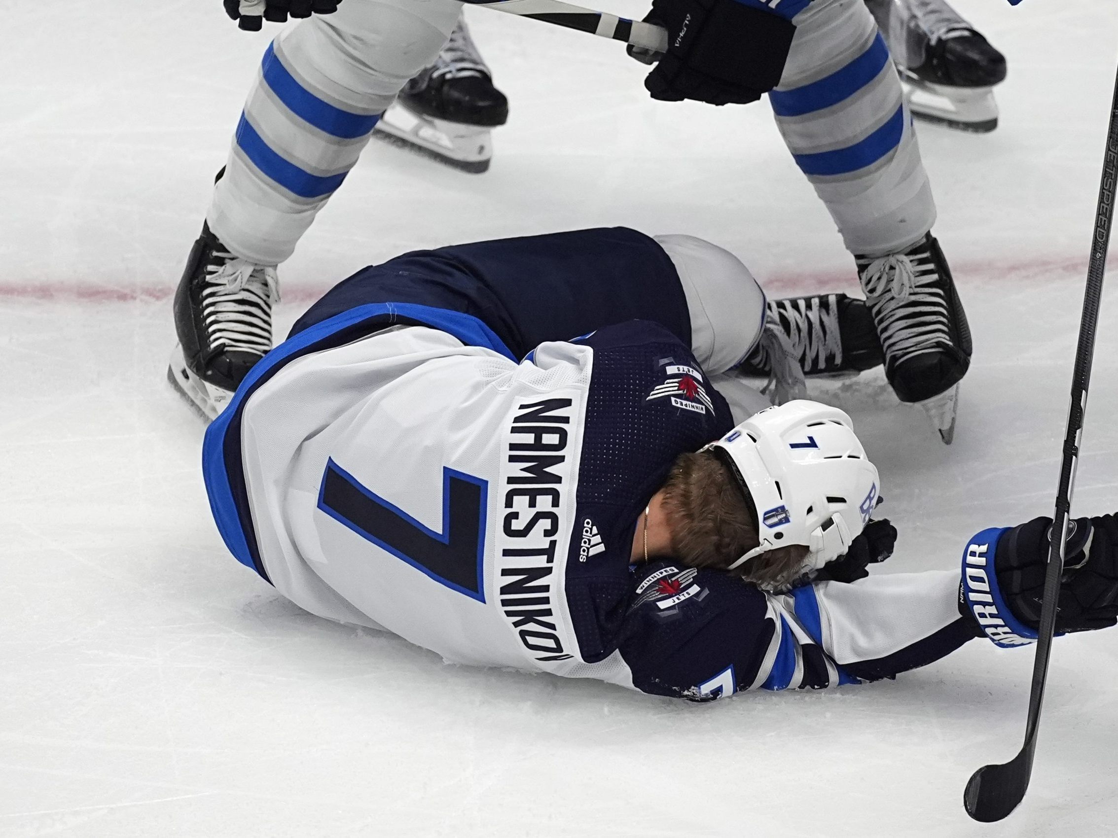 Vladislav Namestnikov lag nach dem Treffer bewusstlos auf dem Eis. Vladislav Namestnikov lag nach dem Treffer bewusstlos auf dem Eis.