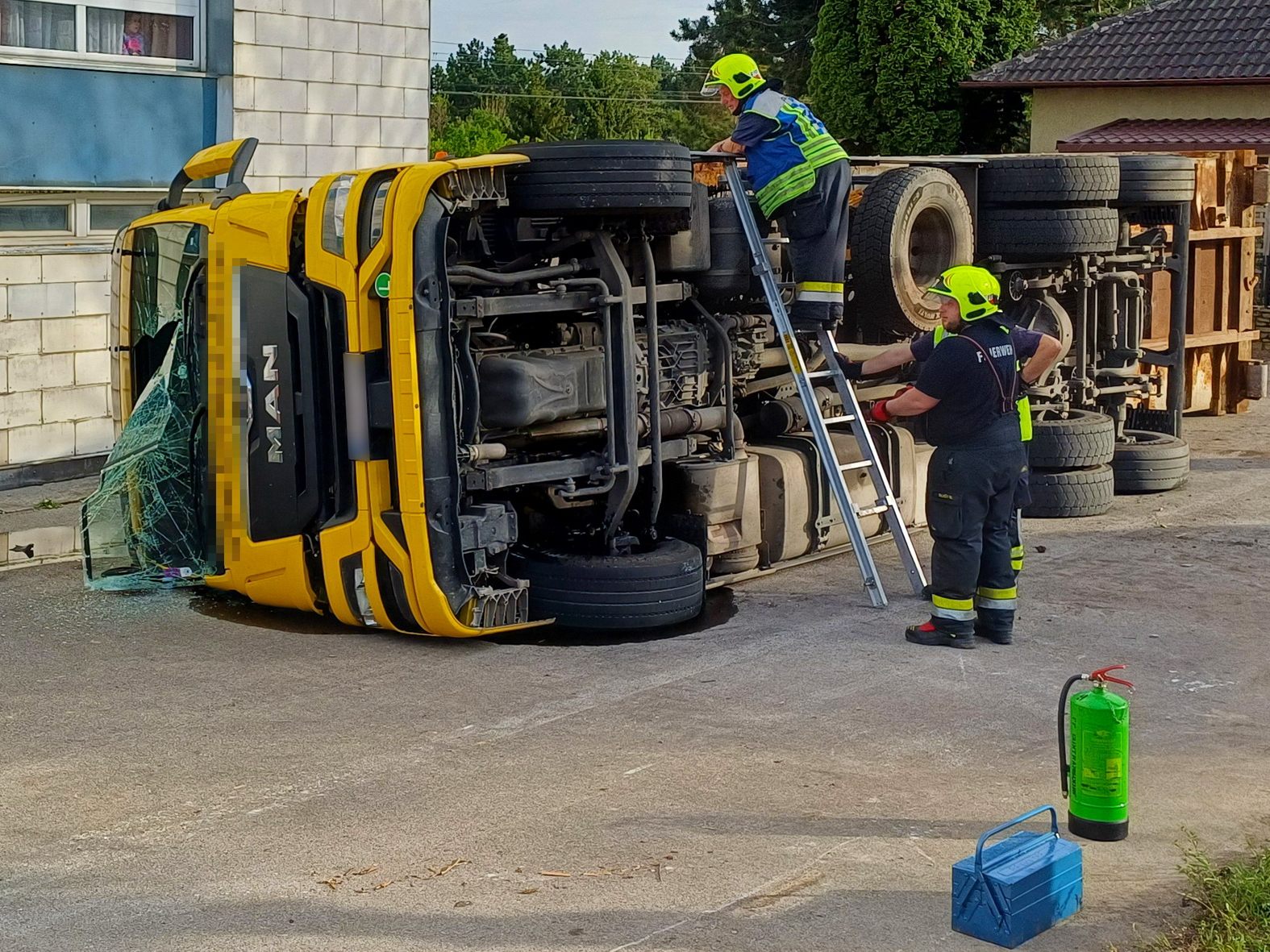 In Guntramsdorf ist am Montag ein LKW umgekippt. In Guntramsdorf ist am Montag ein LKW umgekippt.