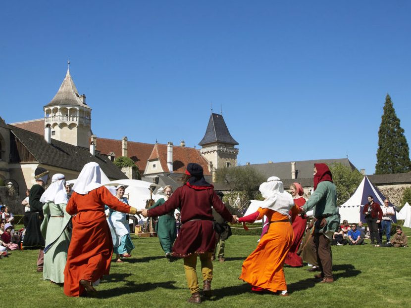 Renaissancetanz beim historischen Burgtreiben. Renaissancetanz beim historischen Burgtreiben.