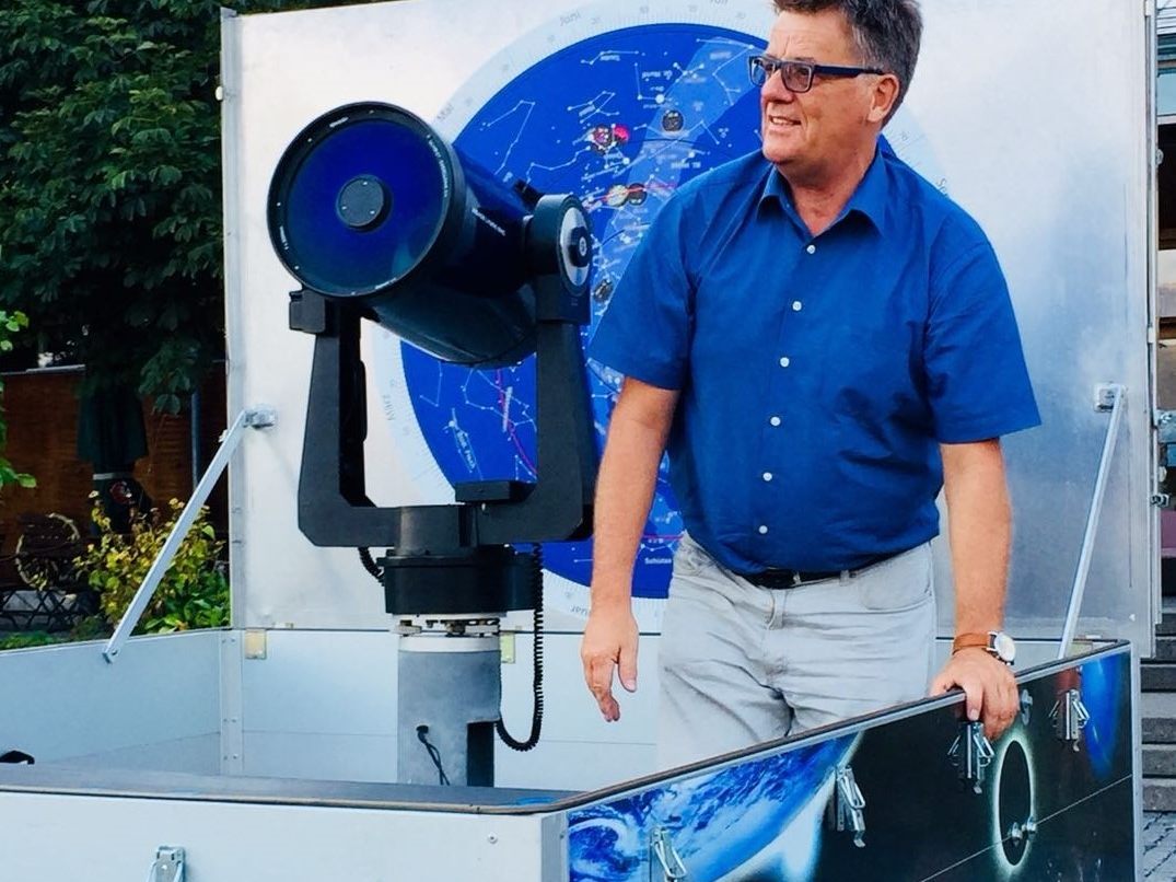 Astronom Robert Seeberger teilt sein Wissen bei einer Mondbeobachtung im Nenzinger Himmel. Astronom Robert Seeberger teilt sein Wissen bei einer Mondbeobachtung im Nenzinger Himmel.