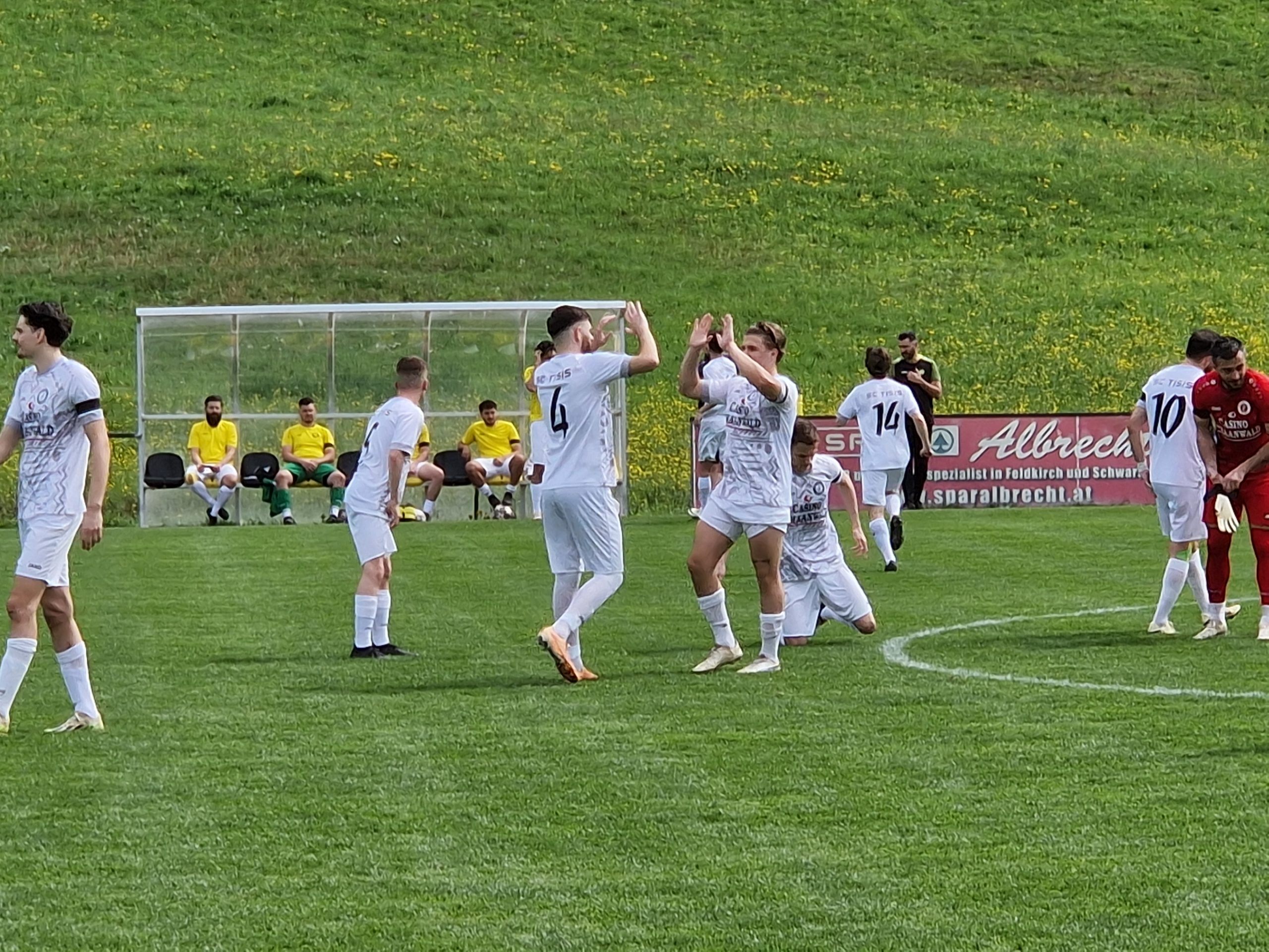 Der SC Tisis feierte seinen Sieg im ersten Heimspiel. Der SC Tisis feierte seinen Sieg im ersten Heimspiel.