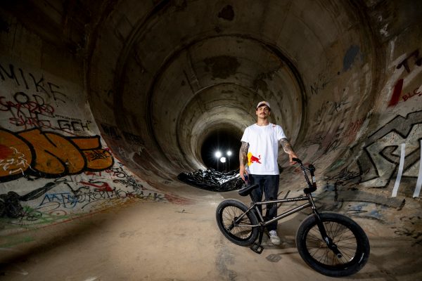 <p>BMX Wahnsinn: George Ntavoutian rockt den größten Looping der Welt!</p>
