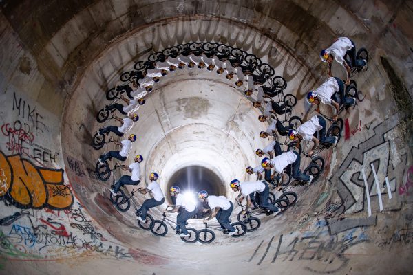 <p>BMX Wahnsinn: George Ntavoutian rockt den größten Looping der Welt!</p>
