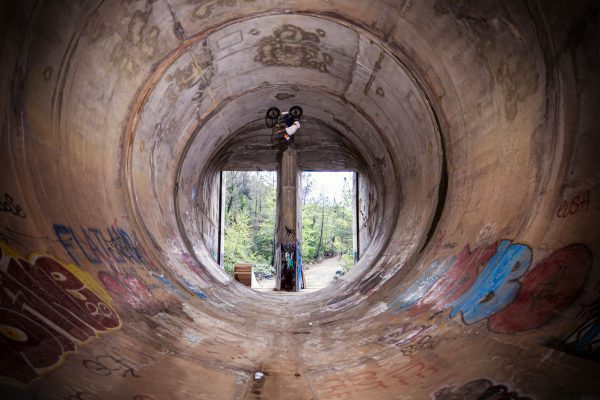 <p>BMX Wahnsinn: George Ntavoutian rockt den größten Looping der Welt!</p>
