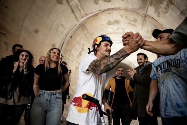 <p>BMX Wahnsinn: George Ntavoutian rockt den größten Looping der Welt!</p>
