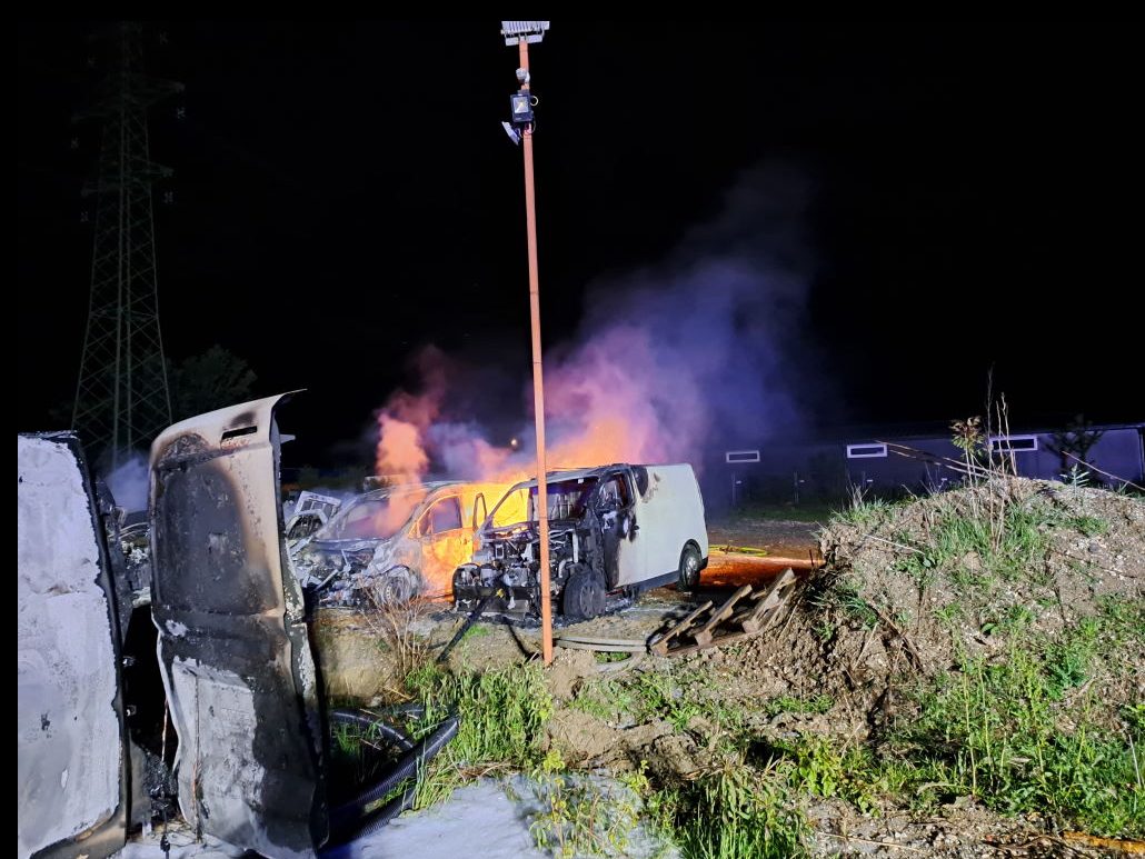 Im Bezirk Mistelbach wurden ein Dutzend E-Autos durch Feuer zerstört. Im Bezirk Mistelbach wurden ein Dutzend E-Autos durch Feuer zerstört.