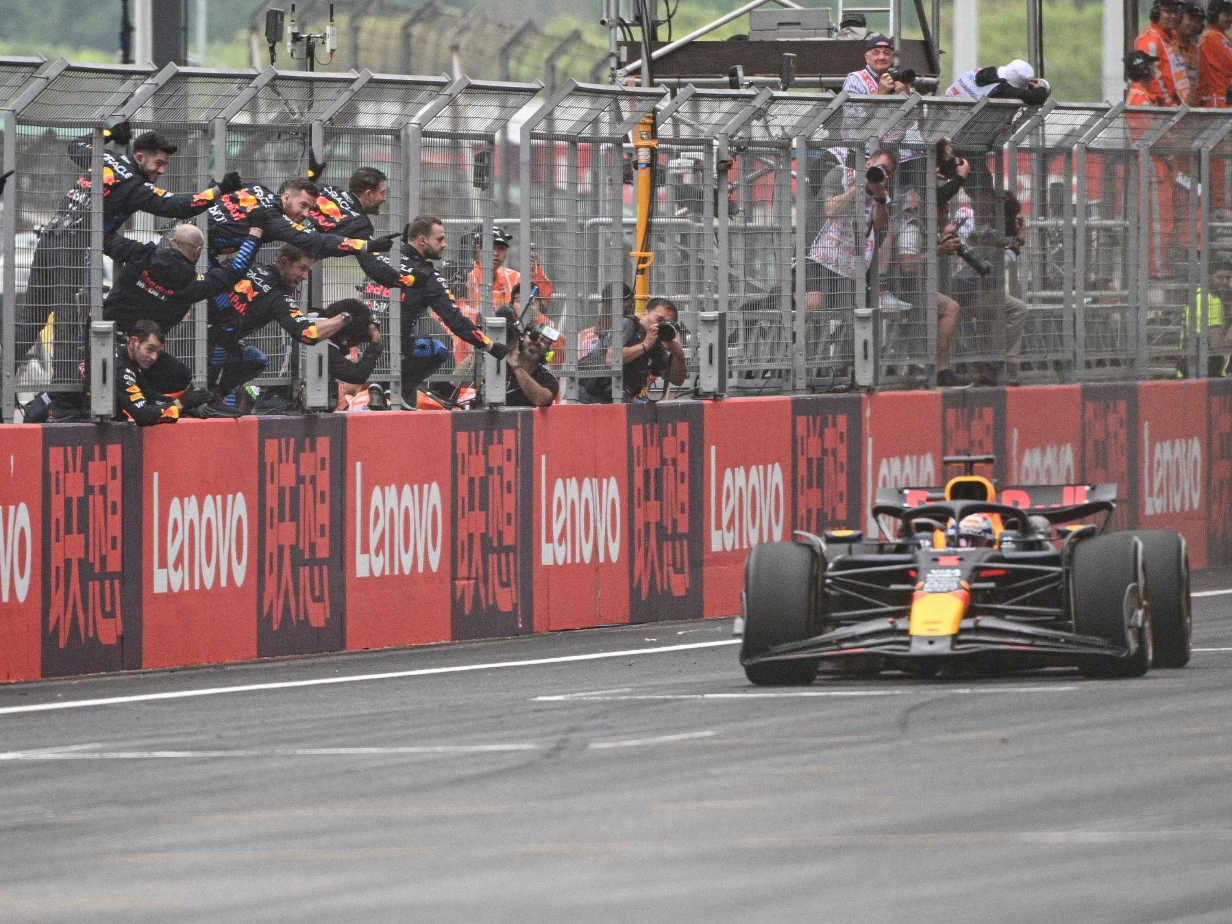 Niederländer Verstappen im Red Bull feierte beim Comeback in Shanghai seinen vierten Saisonsieg. Niederländer Verstappen im Red Bull feierte beim Comeback in Shanghai seinen vierten Saisonsieg.