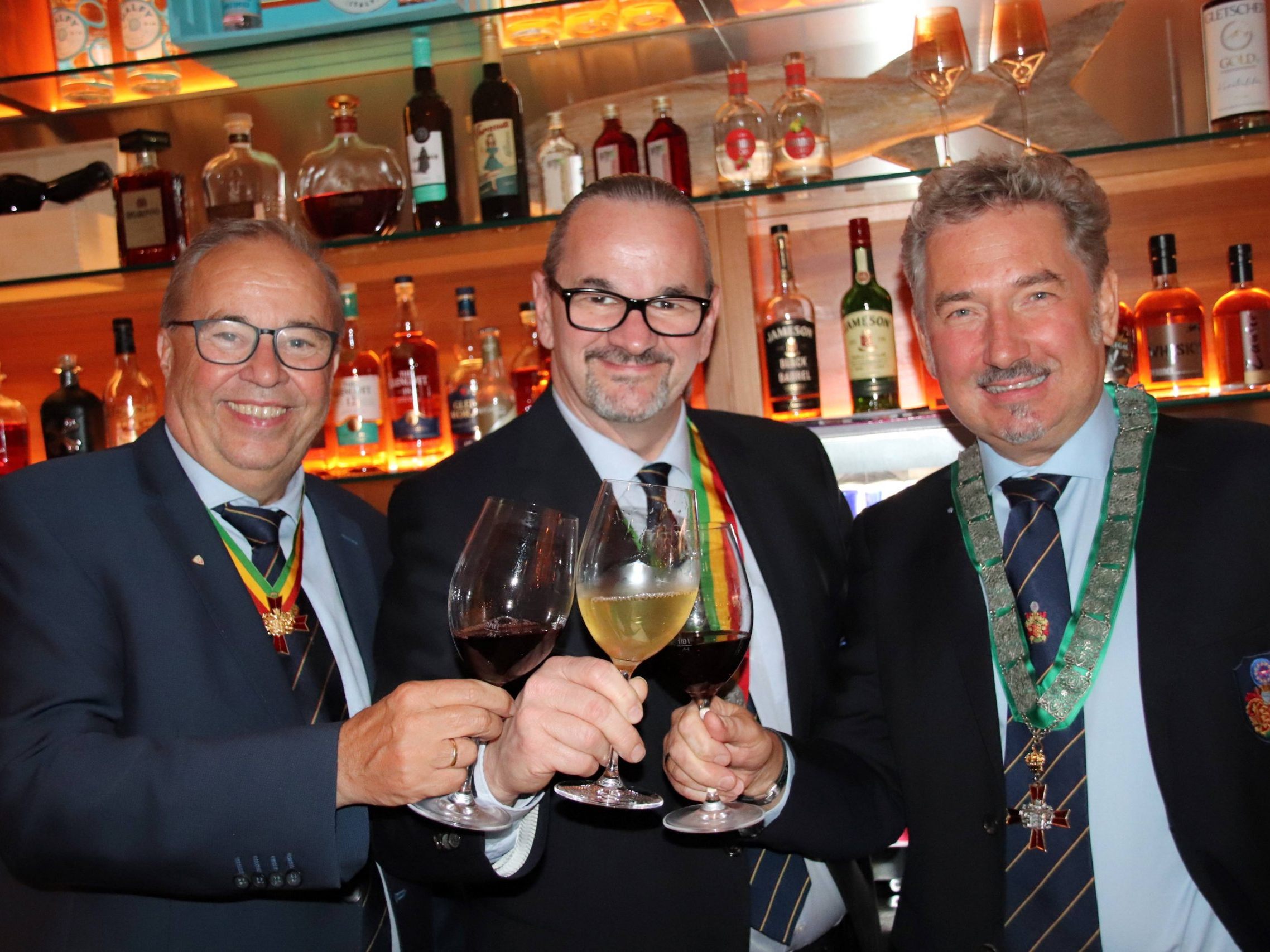 „Weinritter-Konsul“ Walter Pfanner, Gastgeber Christoph Sögner und Robert Sutterlüty.