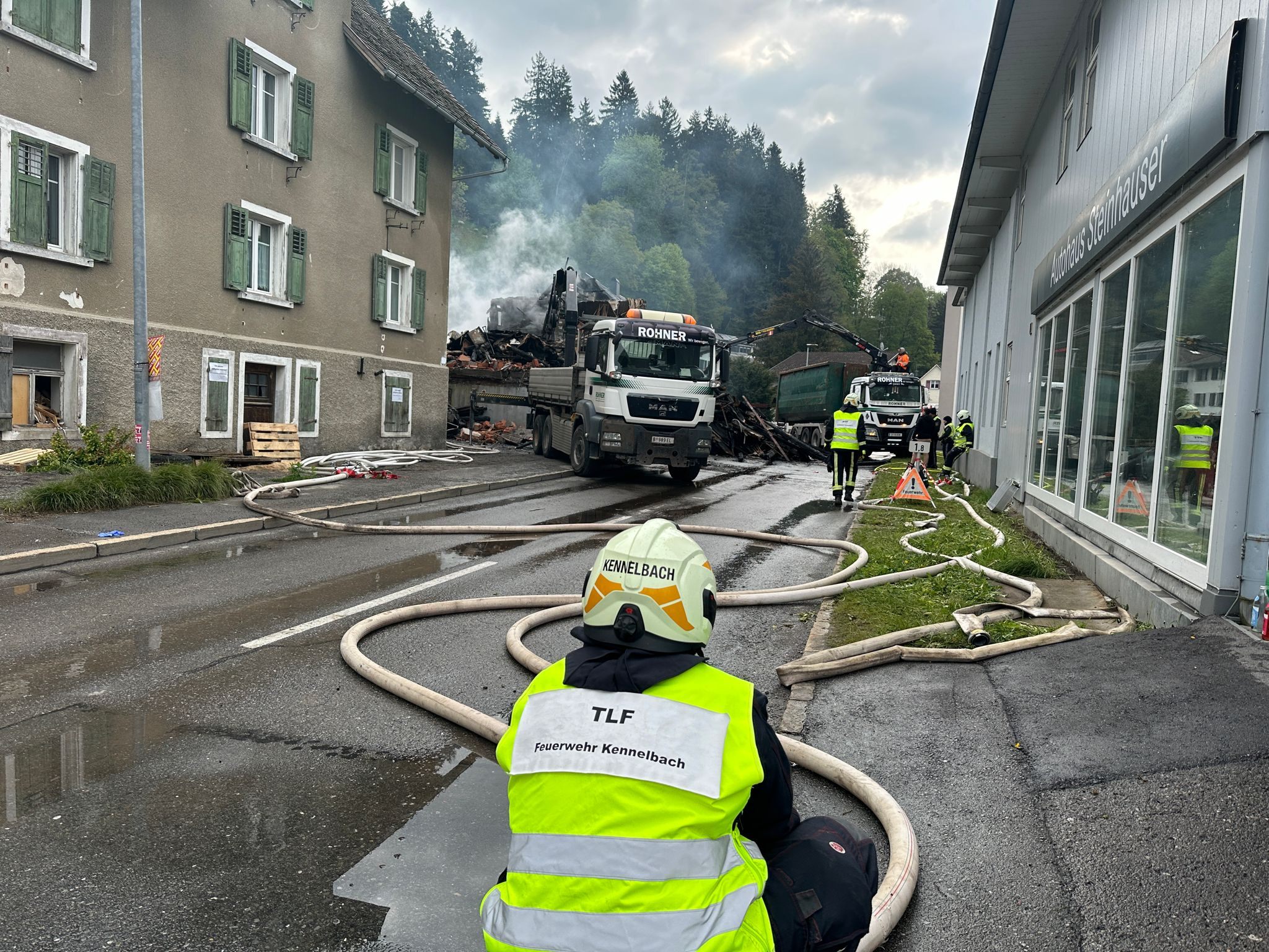 Die Straßen rund um das Brandobjekt sind aktuell gesperrt. Die Straßen rund um das Brandobjekt sind aktuell gesperrt.