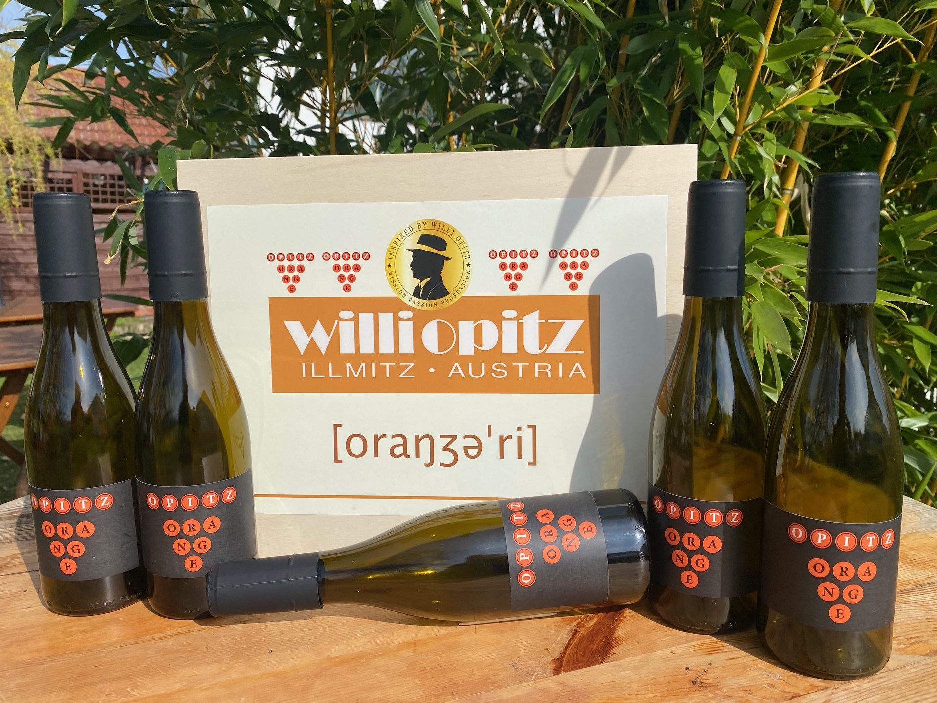 Wir verlosen ein Orangewein-Set vom Illmitzer Winzer Willi Opitz. Wir verlosen ein Orangewein-Set vom Illmitzer Winzer Willi Opitz.