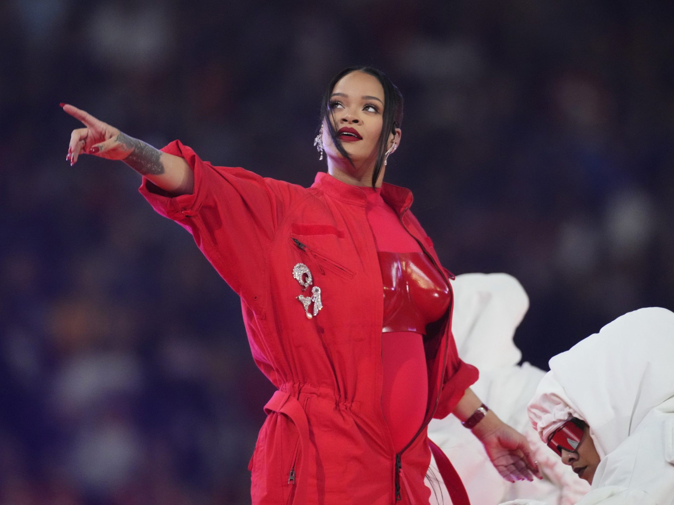 Rihanna hat einst ihre Babykugel in der Halbzeitshow des Super Bowl enthüllt.
