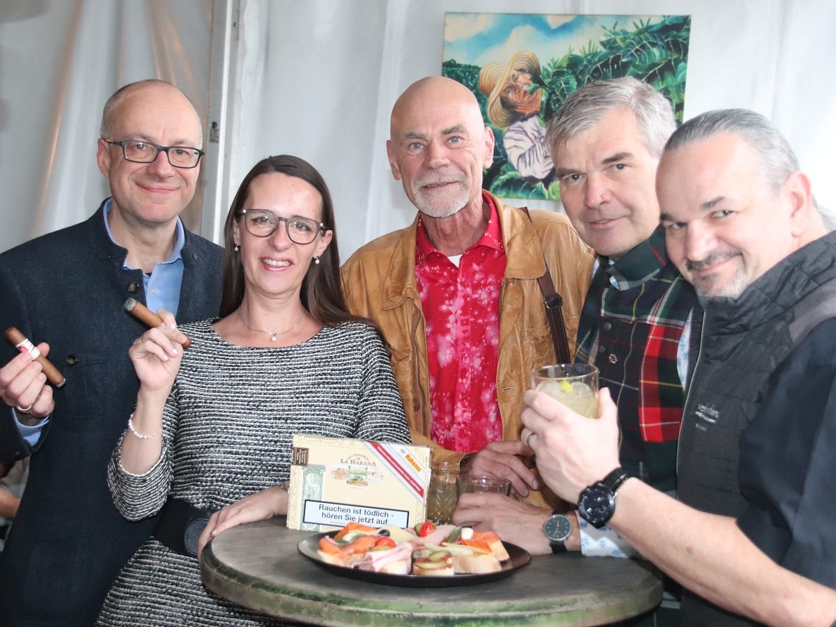 Christoph und Claudia Puszkar, Wolfgang Graf, Gert Weihsmann und Christoph Sögner in der neuen Zigarren-Lounge in der „Schwedenschanze“.