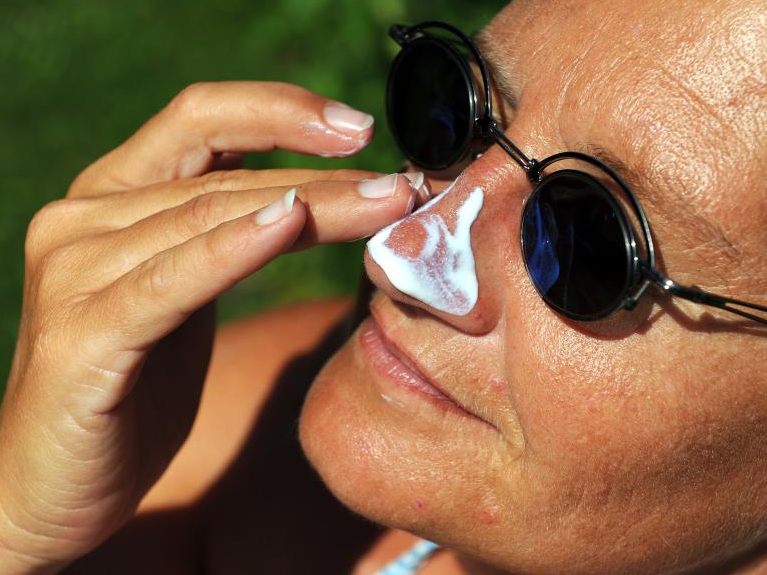 Sonnencremen fürs Gesicht haben mitunter keinen ausreichenden UV-Schutz. Sonnencremen fürs Gesicht haben mitunter keinen ausreichenden UV-Schutz.