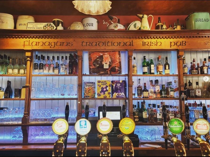 Wer auf der Suche nach einem authentischen Irish Pub in Wien ist, ist im Flanagans genau richtig. Wer auf der Suche nach einem authentischen Irish Pub in Wien ist, ist im Flanagans genau richtig.