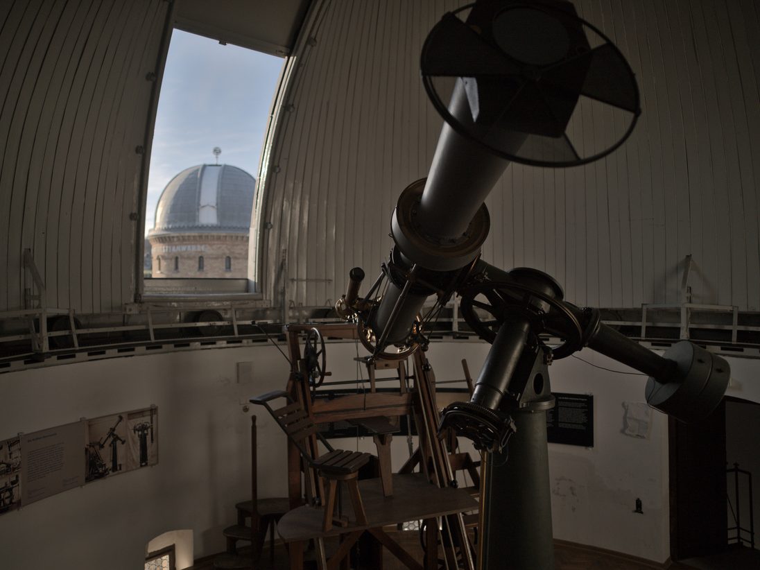 Das Heliometer der Kuffner-Sternwarte vor der Refraktorkuppel. Das Heliometer der Kuffner-Sternwarte vor der Refraktorkuppel.