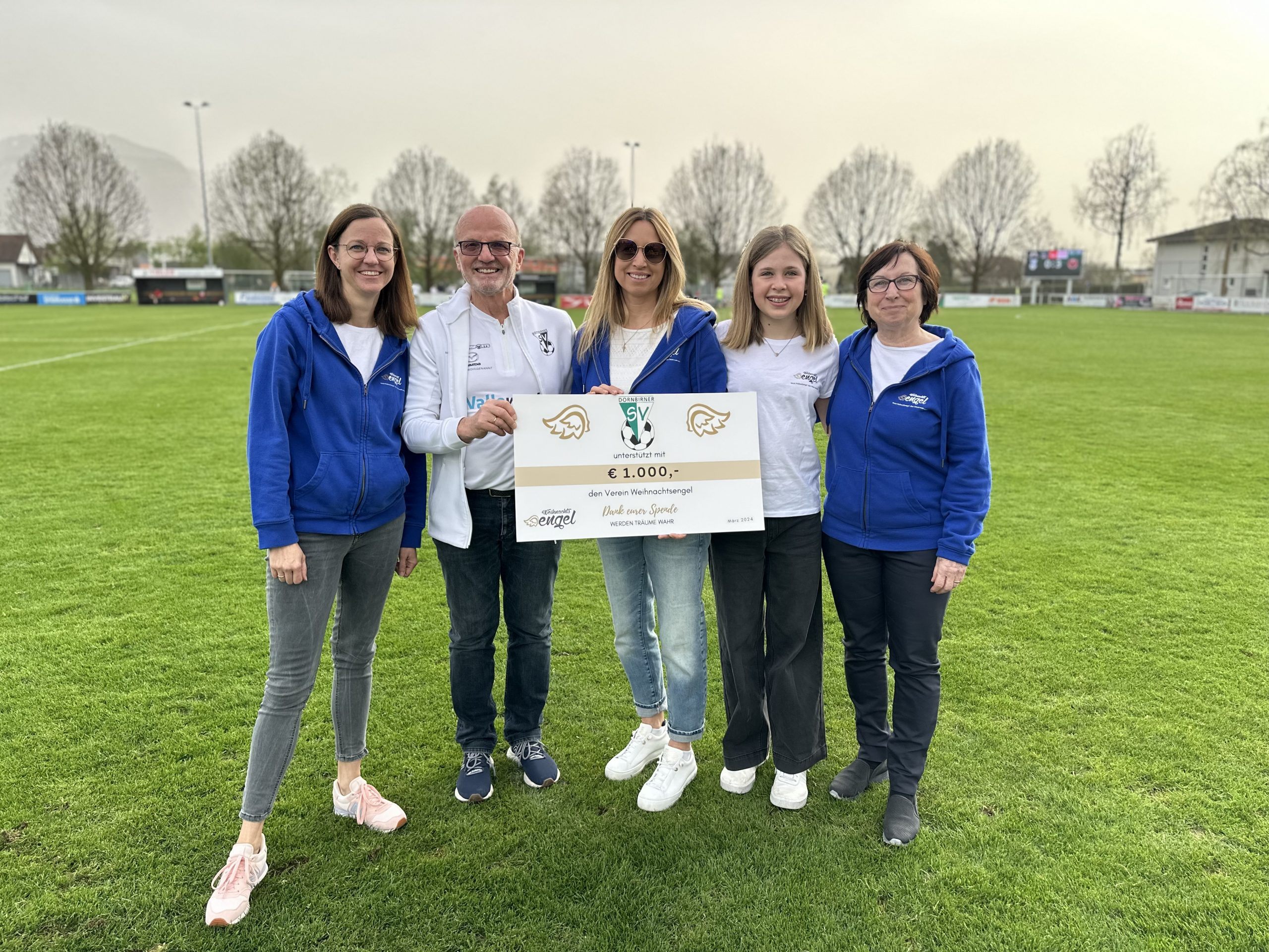 Petra Hopfner, Herbert Lenz, Sandra, Amelie Antoniazzi und Irmgard Mayer bei der Übergabe des Schecks an den Verein Weihnachtsengel. Petra Hopfner, Herbert Lenz, Sandra, Amelie Antoniazzi und Irmgard Mayer bei der Übergabe des Schecks an den Verein Weihnachtsengel.