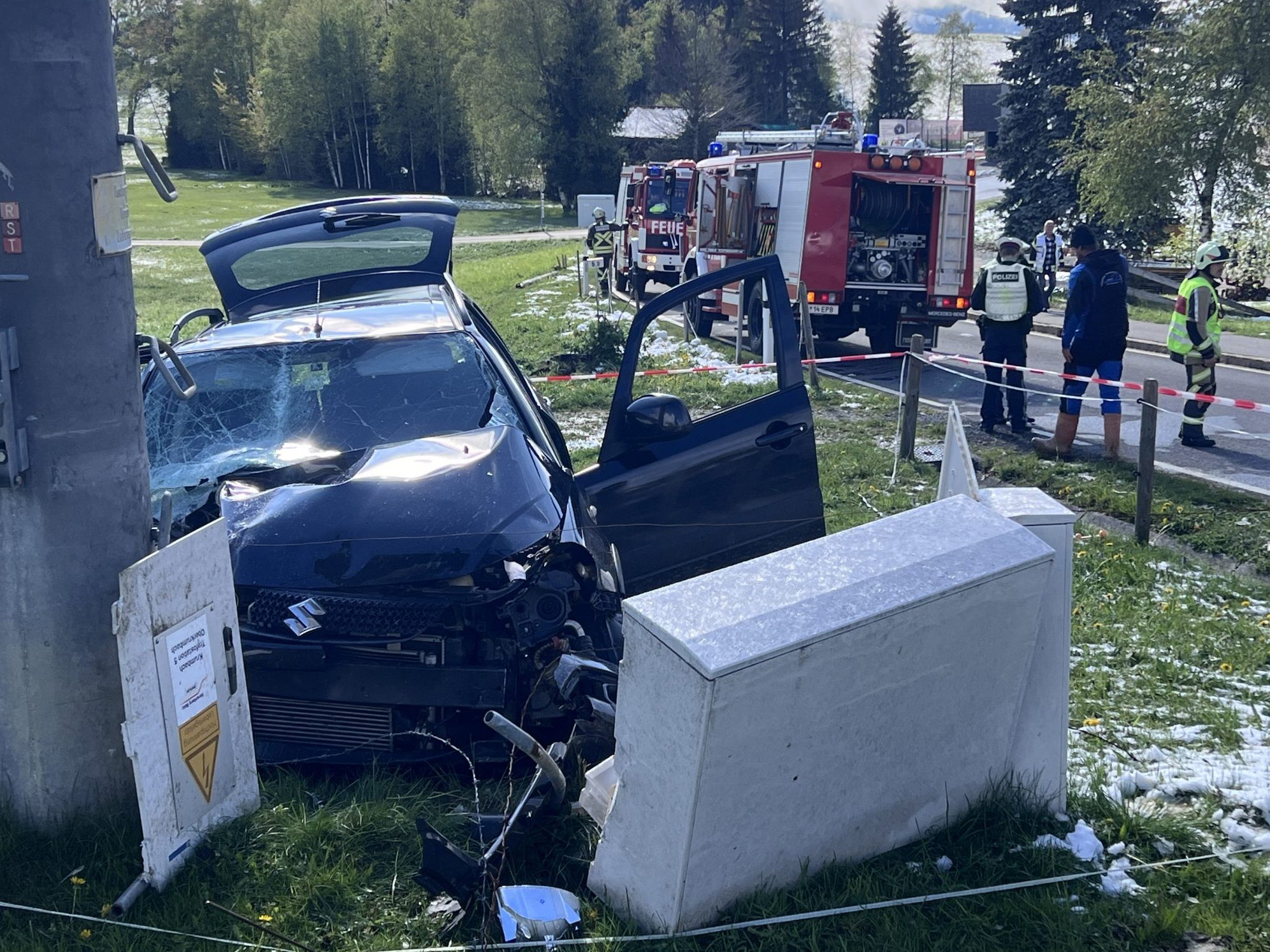 Der Pkw krachte frontal gegen den Strommasten.