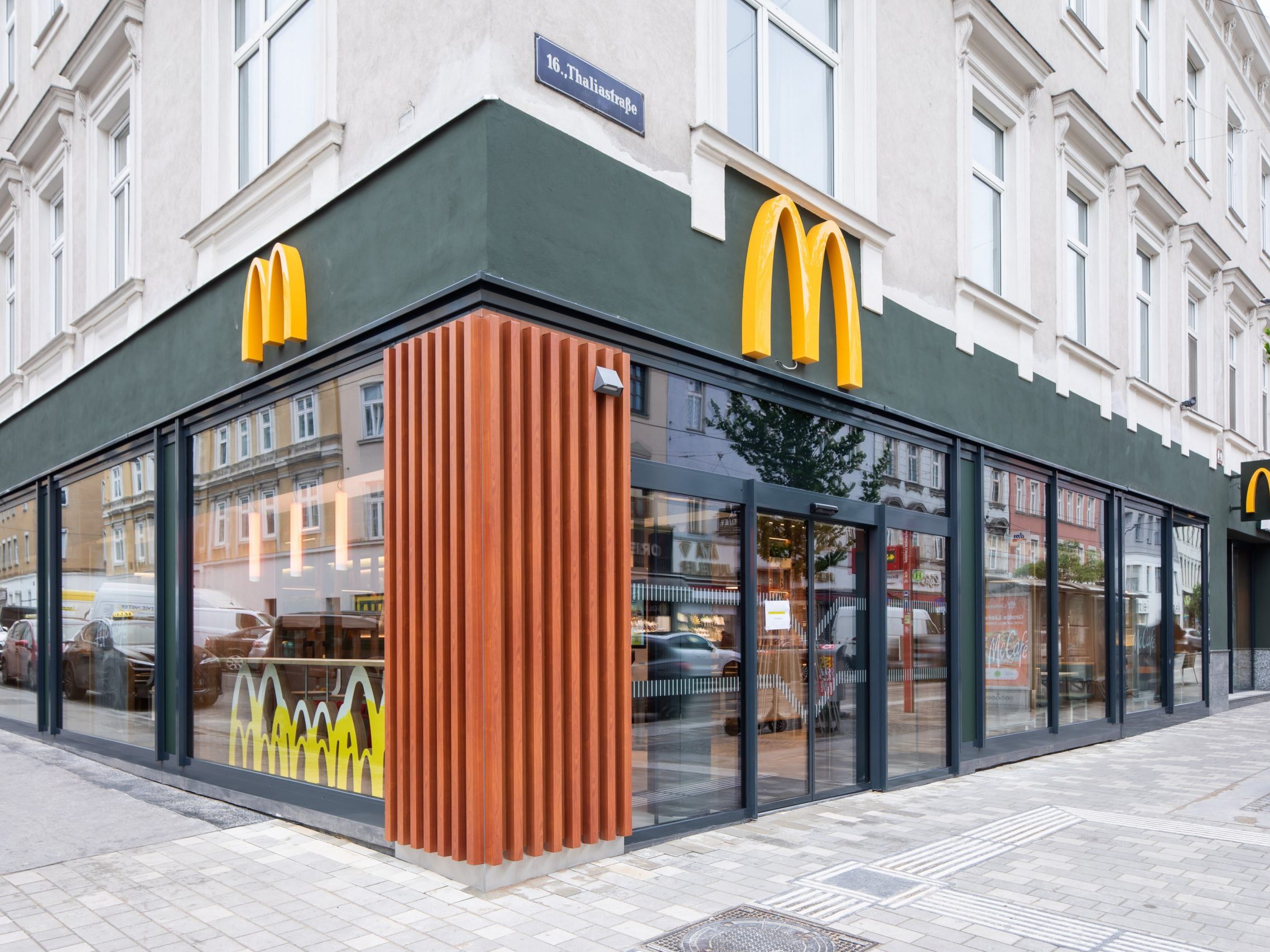 Das McDonald's-Restaurant erstrahlt im modernen Look. Das McDonald's-Restaurant erstrahlt im modernen Look.