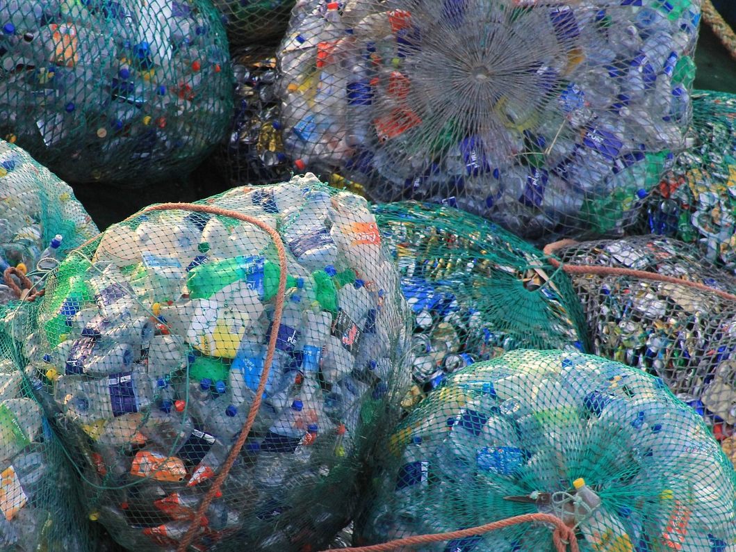 Eine Mehrheit ist laut Greenpeace-Umfrage für ein "Plastikflut"-Ende. Eine Mehrheit ist laut Greenpeace-Umfrage für ein "Plastikflut"-Ende.