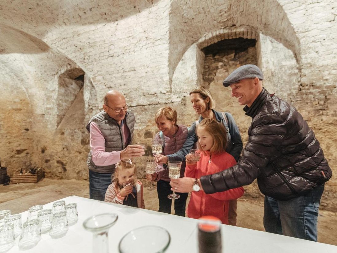 Auf Schloss Hof erwartet die Gäste ein buntes Programm.