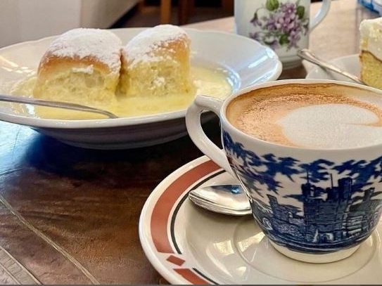 In der Vollpension warten viele traditionelle Kuchen und Mehlspeisen auf die Wiener.