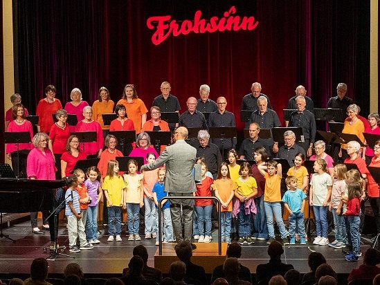 Frohsinn Nofels samt seinem Kinderchor. Frohsinn Nofels samt seinem Kinderchor.