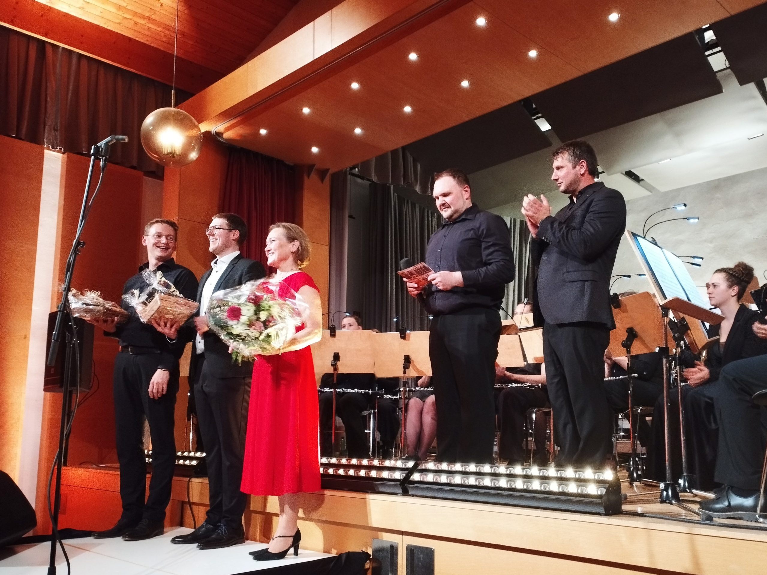 Der Musikverein Bildstein lud zum Sommernachtskonzert mit den Gesangssolisten Lenz Ganahl, David Lins und Birgit Plankel. Der Musikverein Bildstein lud zum Sommernachtskonzert mit den Gesangssolisten Lenz Ganahl, David Lins und Birgit Plankel.