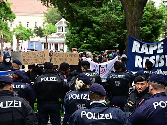 Große Polizeipräsenz bei Demos am Campus der Uni Wien