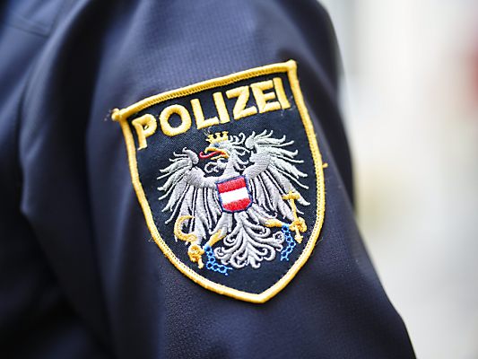Die Polizei in Kufstein sucht nach vier oder fünf Männern Die Polizei in Kufstein sucht nach vier oder fünf Männern
