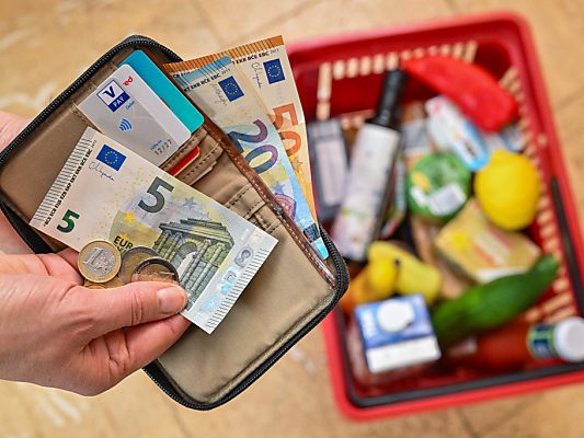 Menschen in Europa sorgen sich wegen der Inflation.