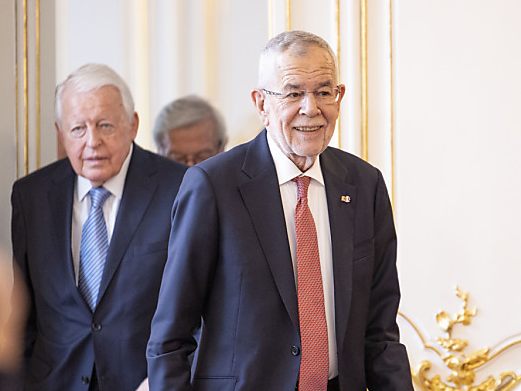 Van der Bellen und Vranitzky tauschten sich mit jungen Menschen aus. Van der Bellen und Vranitzky tauschten sich mit jungen Menschen aus.
