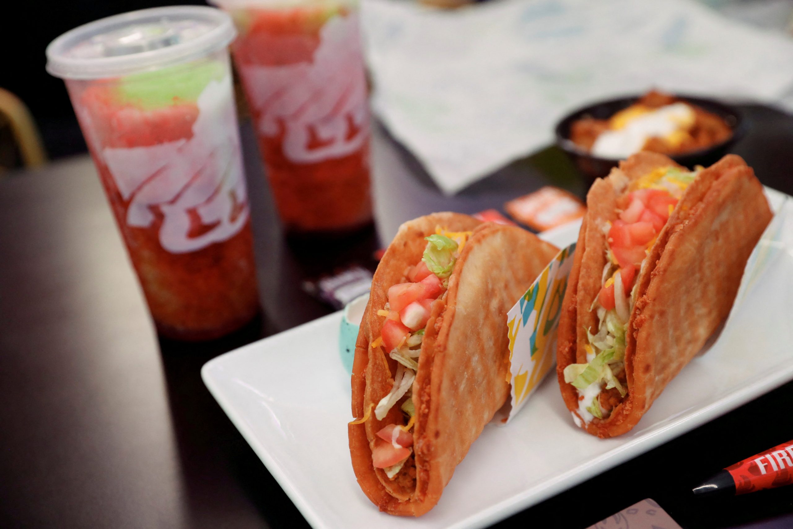 Eine Bestellung von Taco Bell und Getränke stehen im ersten rein digitalen US-Standort am Times Square in New York City. Eine Bestellung von Taco Bell und Getränke stehen im ersten rein digitalen US-Standort am Times Square in New York City.