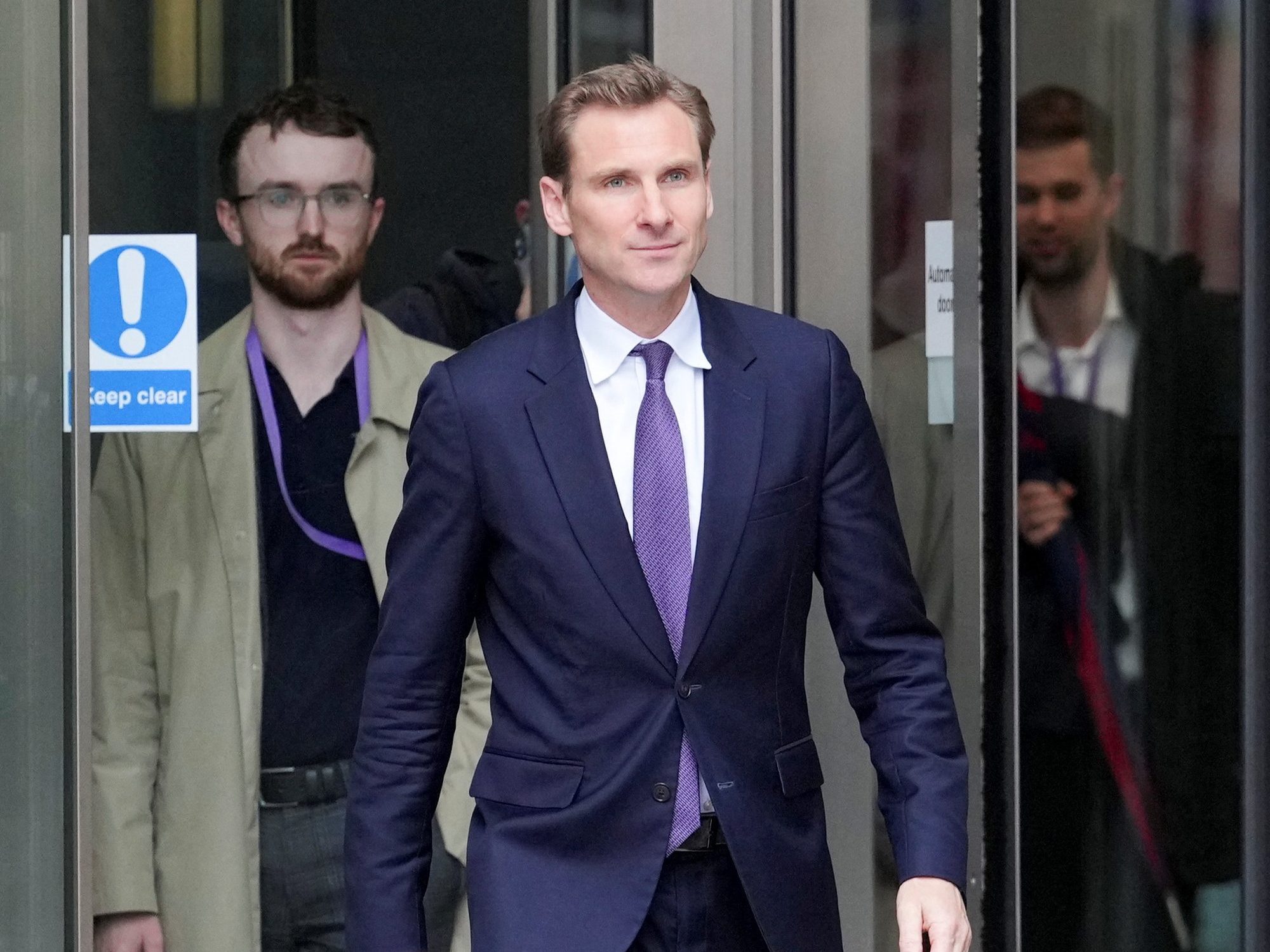 Chris Philp, britischer Polizeiminister, verlässt nach seinem Auftritt in der Sendung 'Sunday with Laura Kuenssberg' am 28. April 2024 das BBC Broadcasting House in London.