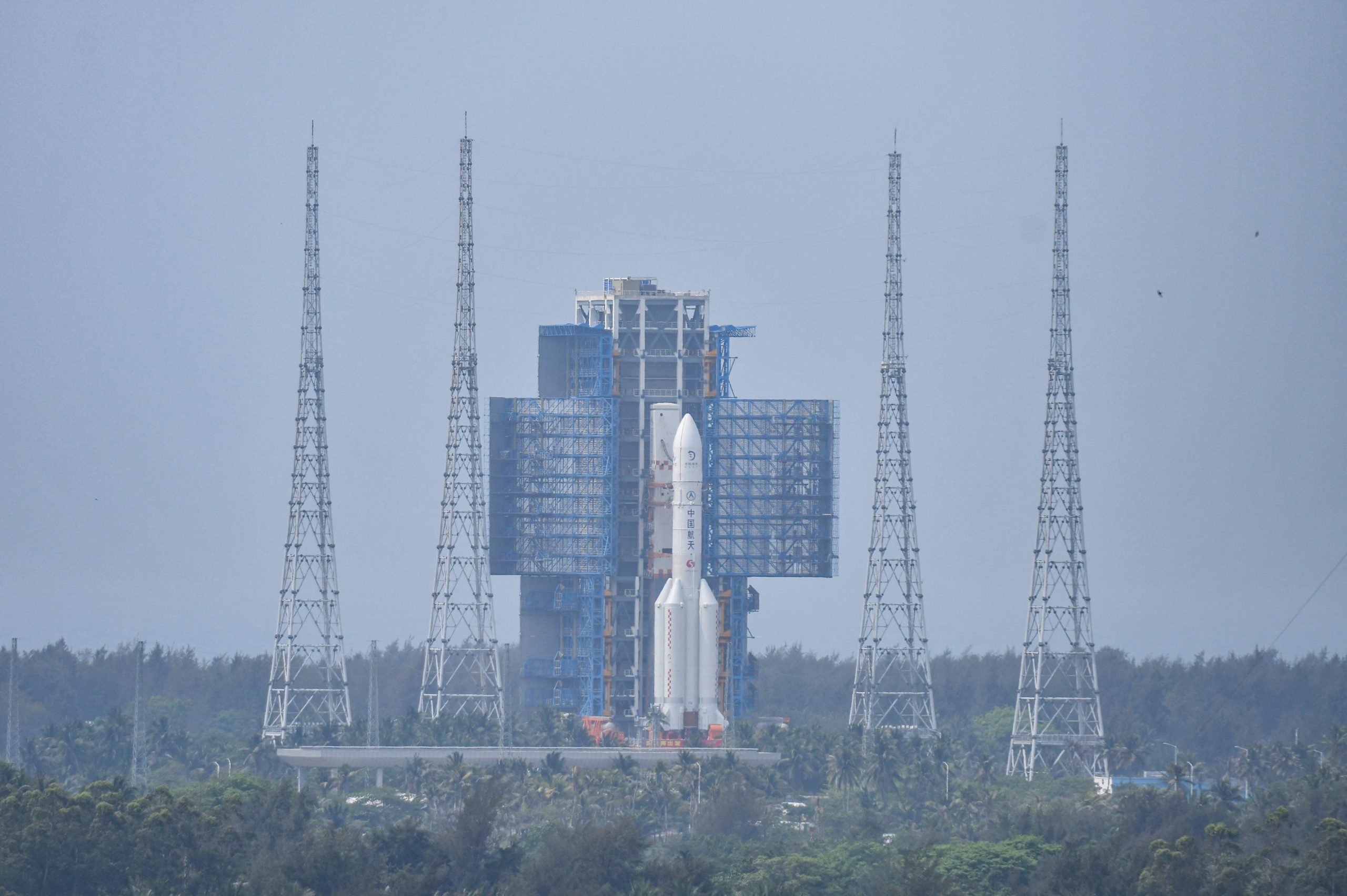 Die Mondsonde Chang'e 6 und die Trägerrakete Langer Marsch-5 Y8 stehen auf der Startrampe des Weltraumbahnhofs Wenchang in der Provinz Hainan, China. Die Mondsonde Chang'e 6 und die Trägerrakete Langer Marsch-5 Y8 stehen auf der Startrampe des Weltraumbahnhofs Wenchang in der Provinz Hainan, China.