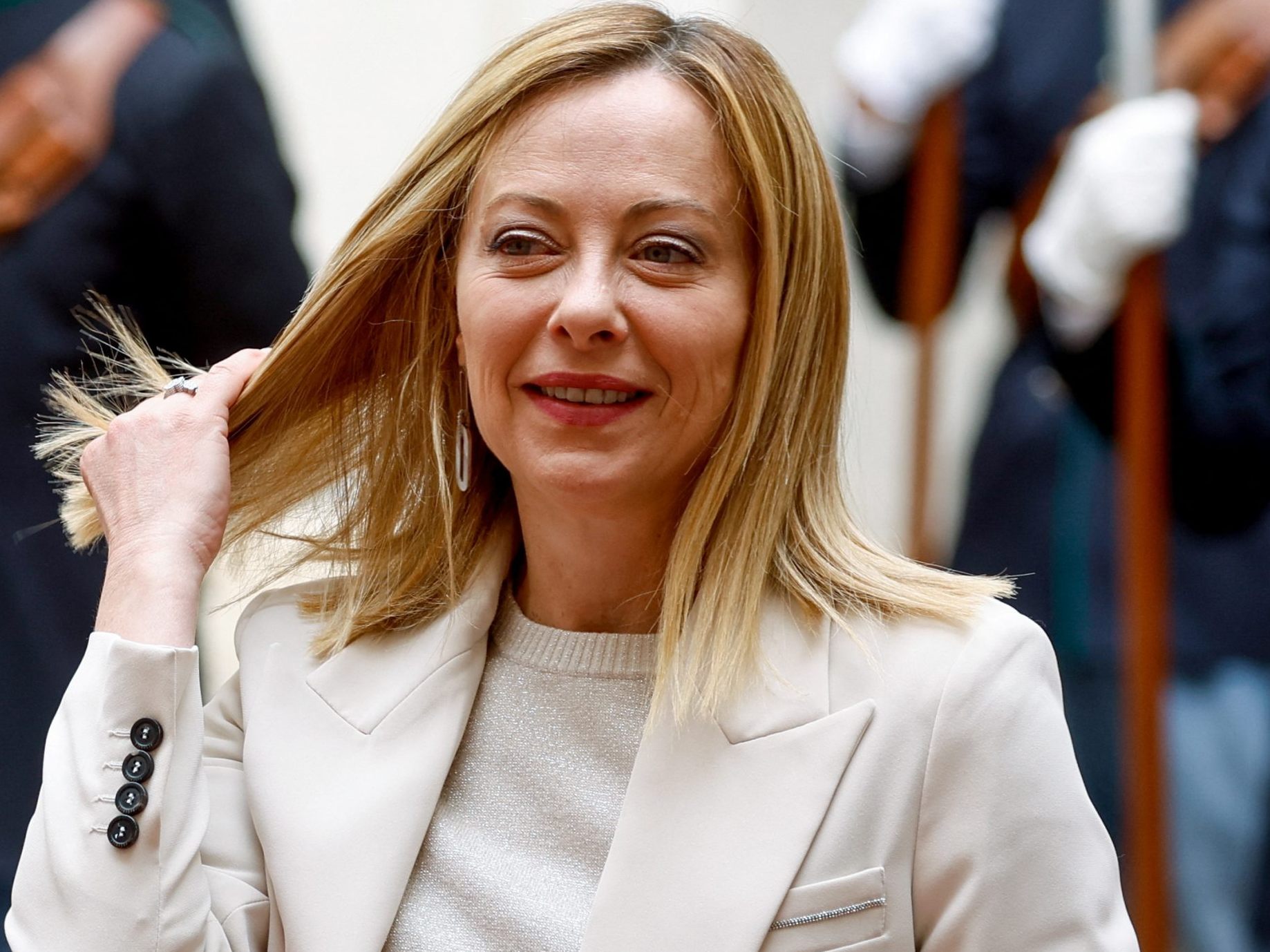 Italienische Premierministerin lobt Solidarität unter Frauen.