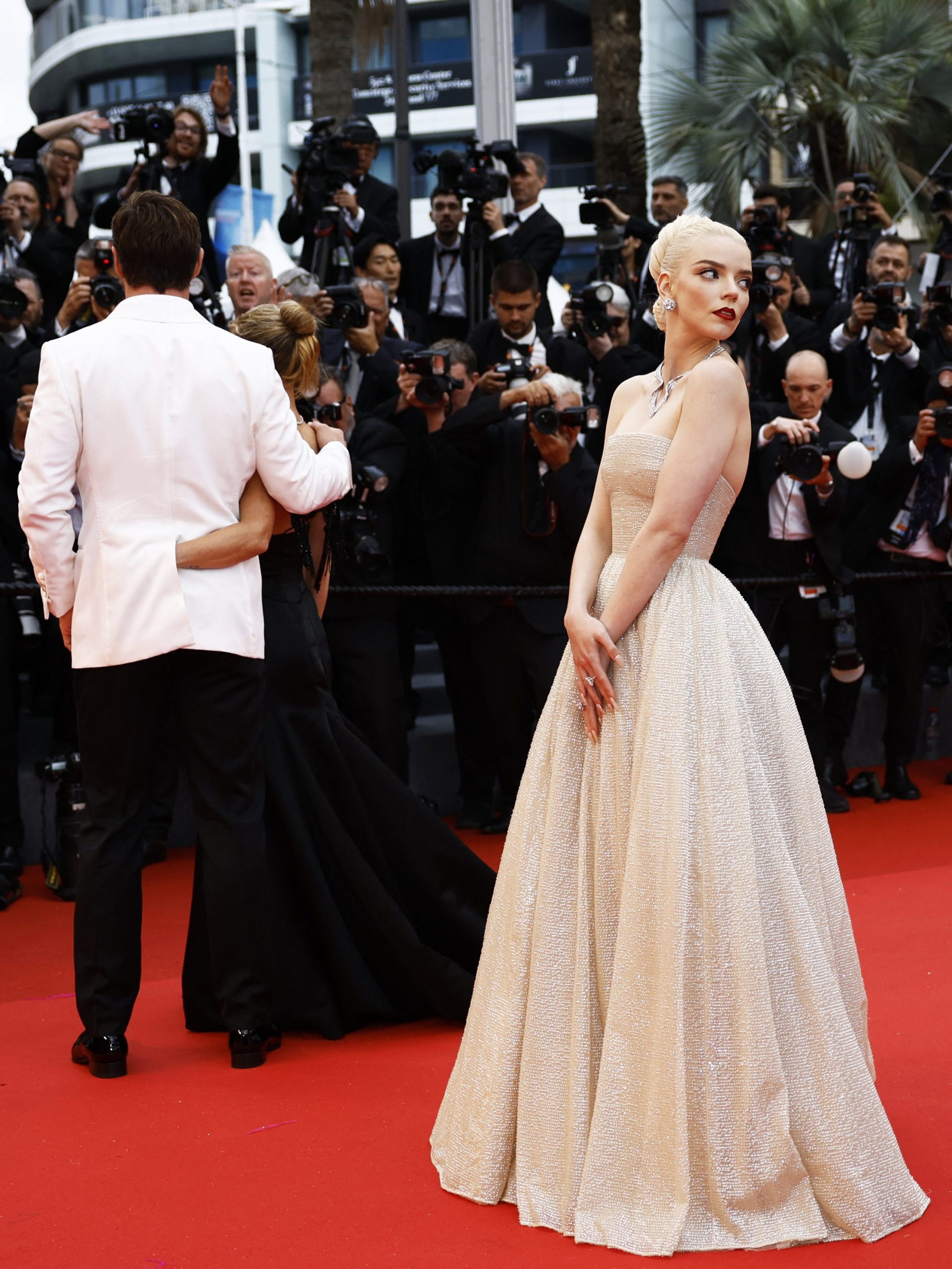 Anya Taylor-Joy posiert auf dem roten Teppich bei der Vorführung von "Furiosa: A Mad Max Saga" beim 77. Cannes Filmfestival in Frankreich am 15. Mai 2024.