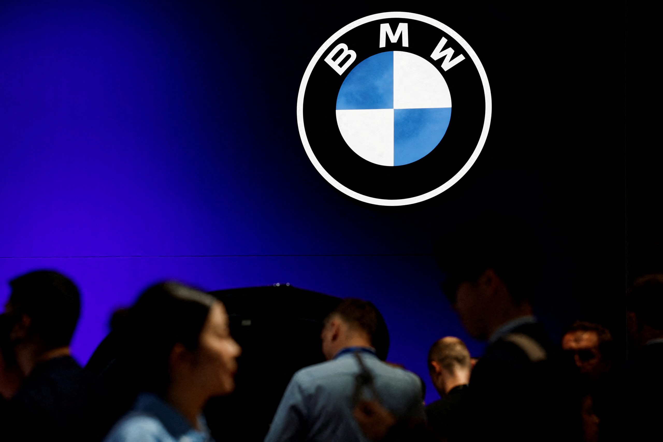 Besucher gehen an einem BMW-Logo auf der Beijing International Automotive Exhibition, auch Auto China 2024, in Peking, China, am 25. April 2024 vorbei. Besucher gehen an einem BMW-Logo auf der Beijing International Automotive Exhibition, auch Auto China 2024, in Peking, China, am 25. April 2024 vorbei.