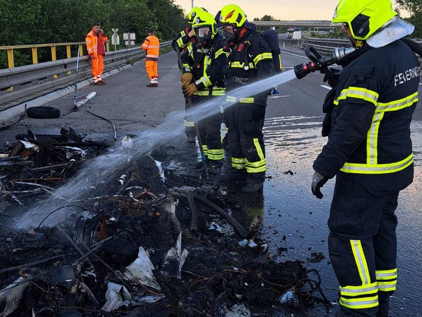 Der Wohnwagen brannte komplett aus.