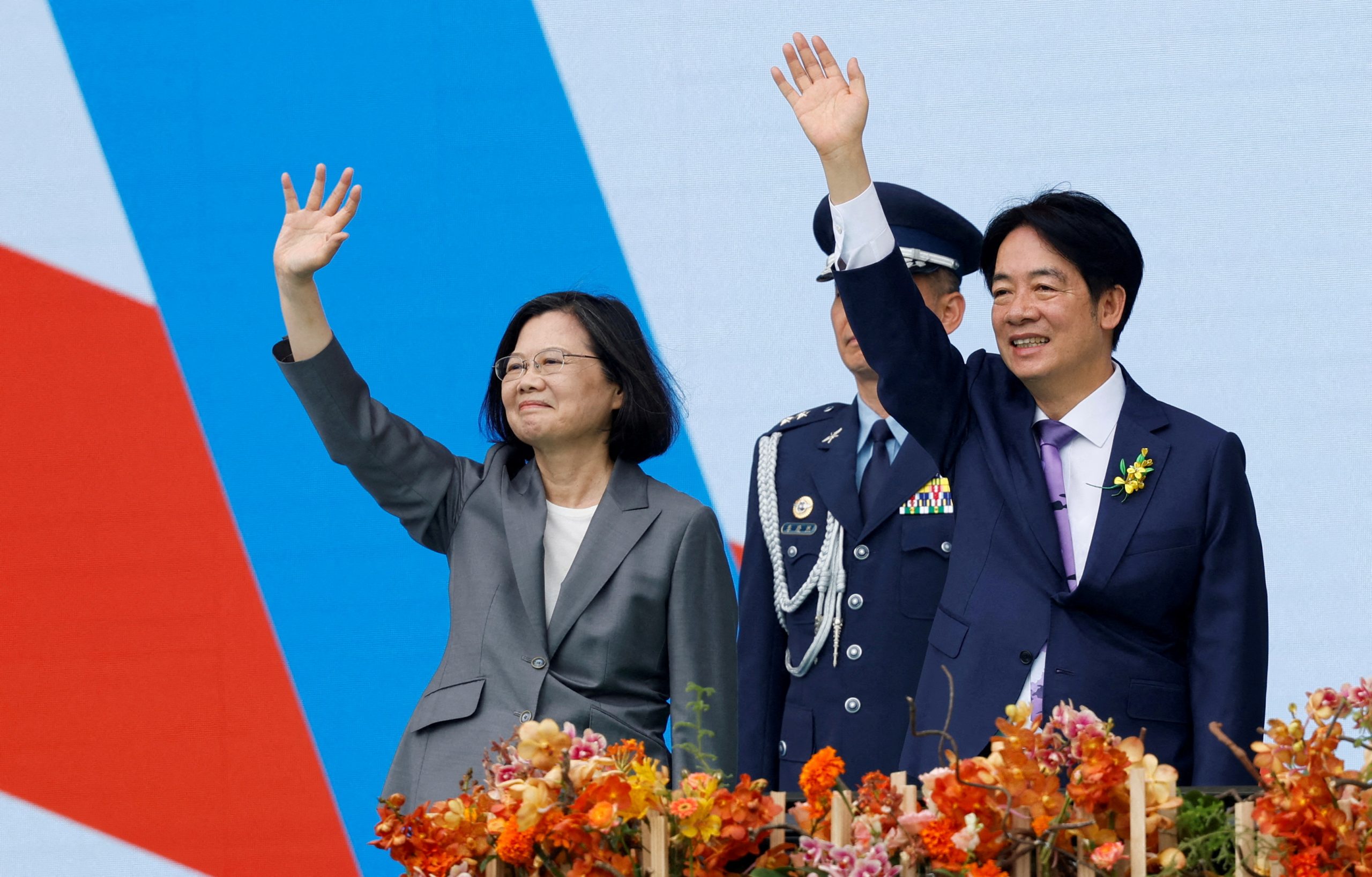 Taiwans ehemalige Präsidentin Tsai Ing-wen und der neue Präsident Lai Ching-te winken den Menschen während der Amtseinführungszeremonie vor dem Präsidentenamt in Taipeh, Taiwan, am 20. Mai 2024. Taiwans ehemalige Präsidentin Tsai Ing-wen und der neue Präsident Lai Ching-te winken den Menschen während der Amtseinführungszeremonie vor dem Präsidentenamt in Taipeh, Taiwan, am 20. Mai 2024.