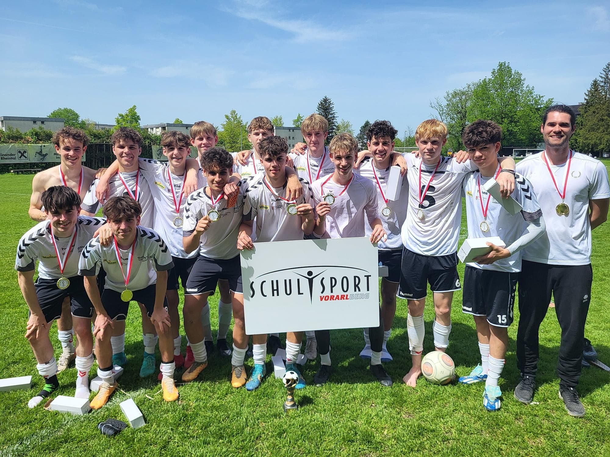 Das Sportgymnasium feierte die erfolgreiche Titelverteidigung und darf nun im Juni zu den Bundesmeisterschaften im Oberstufen-Fußball fahren.