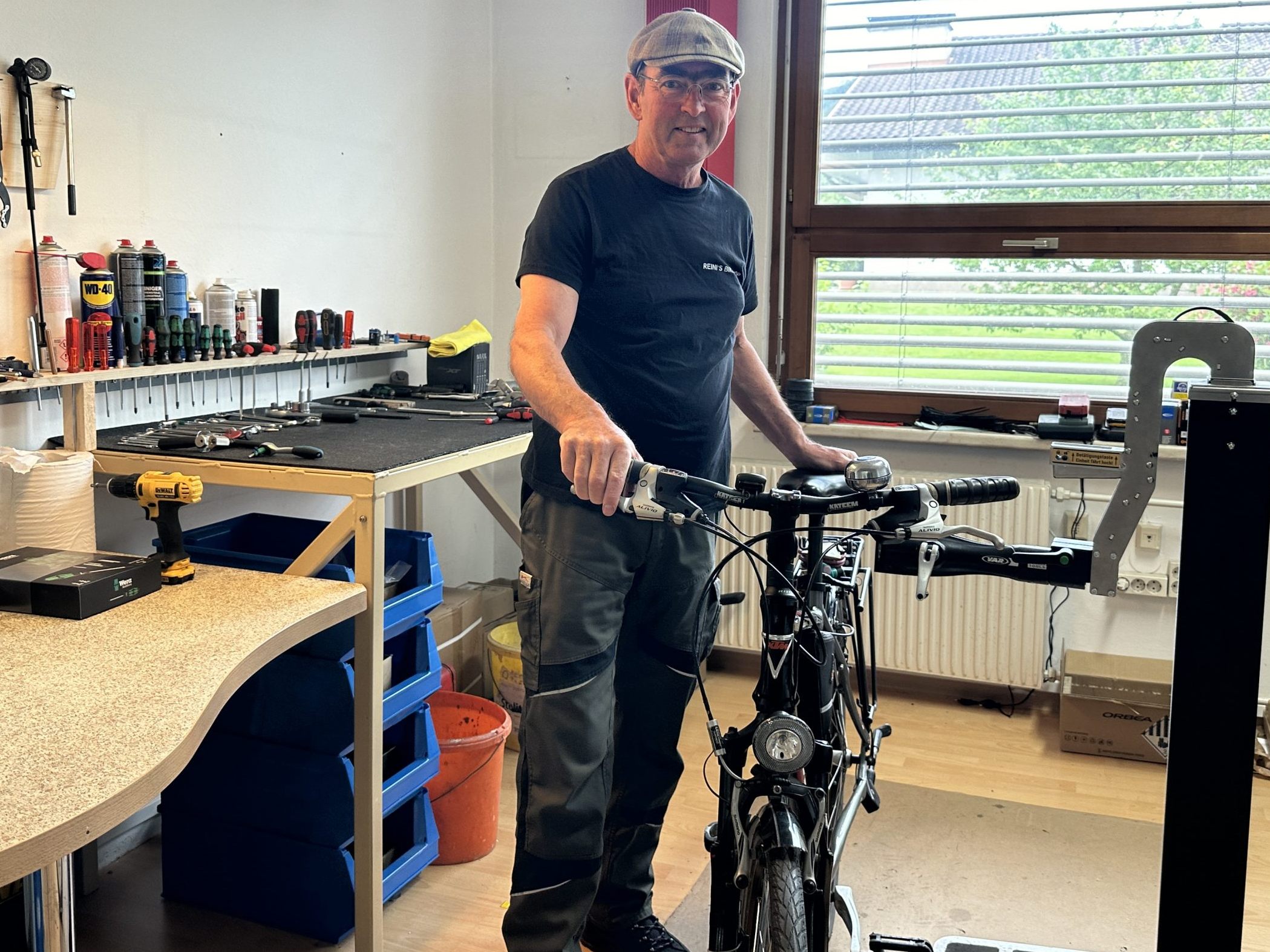 Reini Hämmerle macht alte Fahrräder wieder fit.