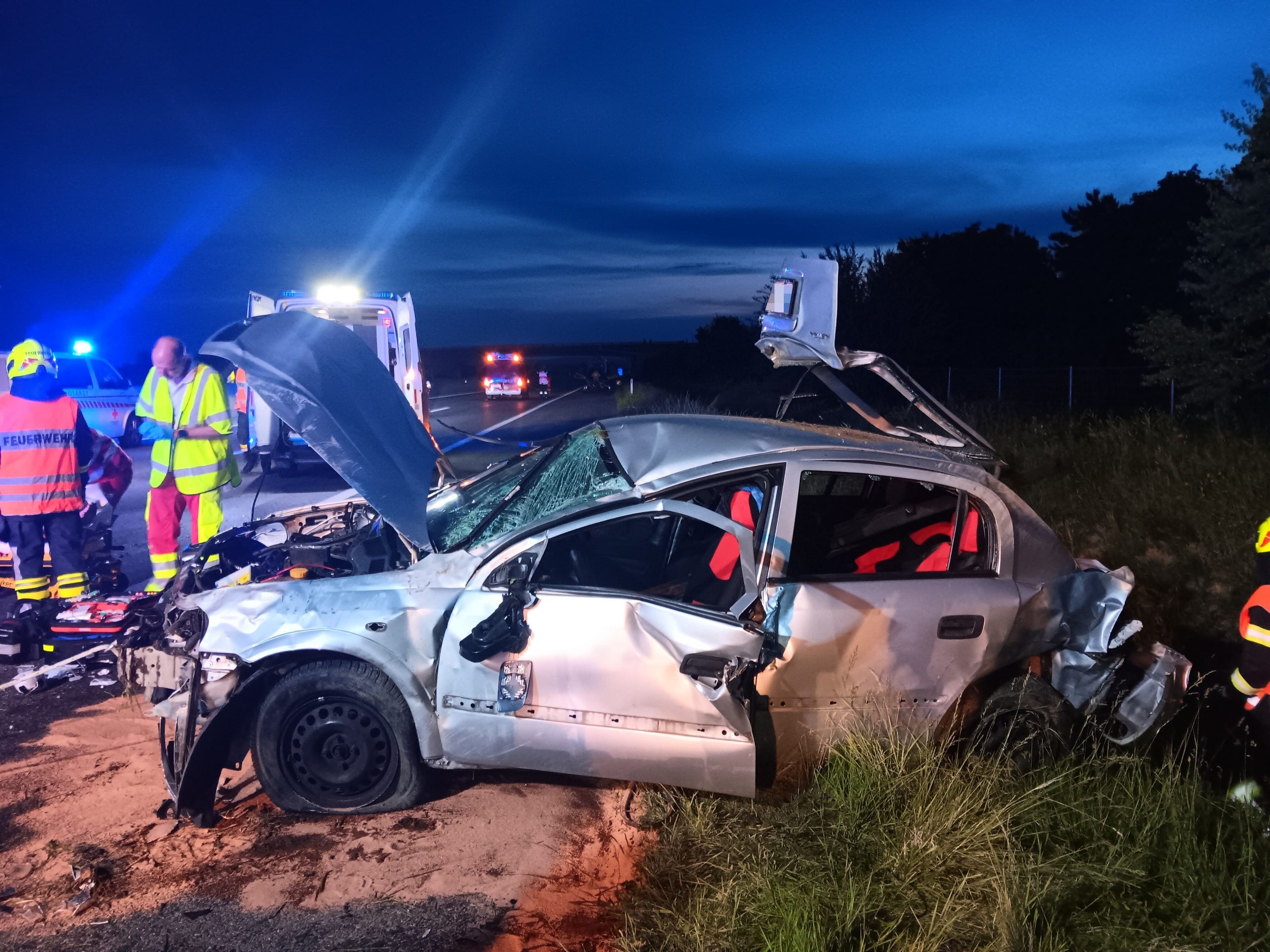 Die Feuerwehr befreite die eingeklemmten Pkw-Insassen.