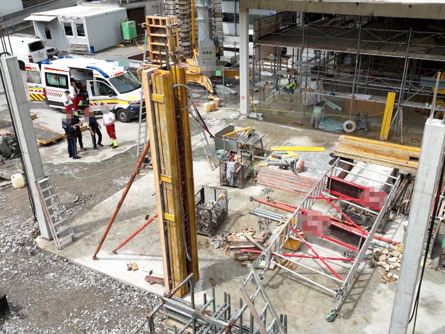 Mann bei Arbeitsunfall verletzt.