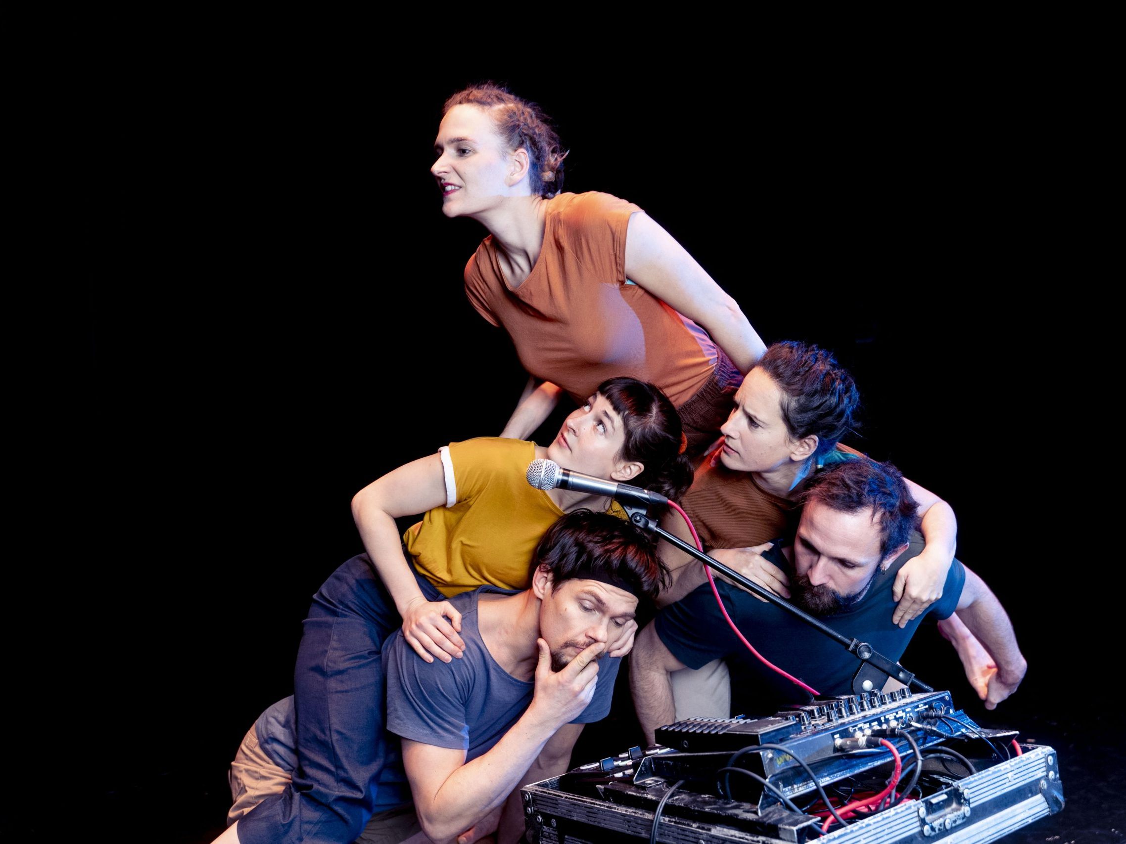 Akrobatik, zeitgenössischer Circus und Tanz (i.B. Foley) stehen in dieser Woche im Freudenhaus und am Bahnhof Dornbirn im Mittelpunkt.