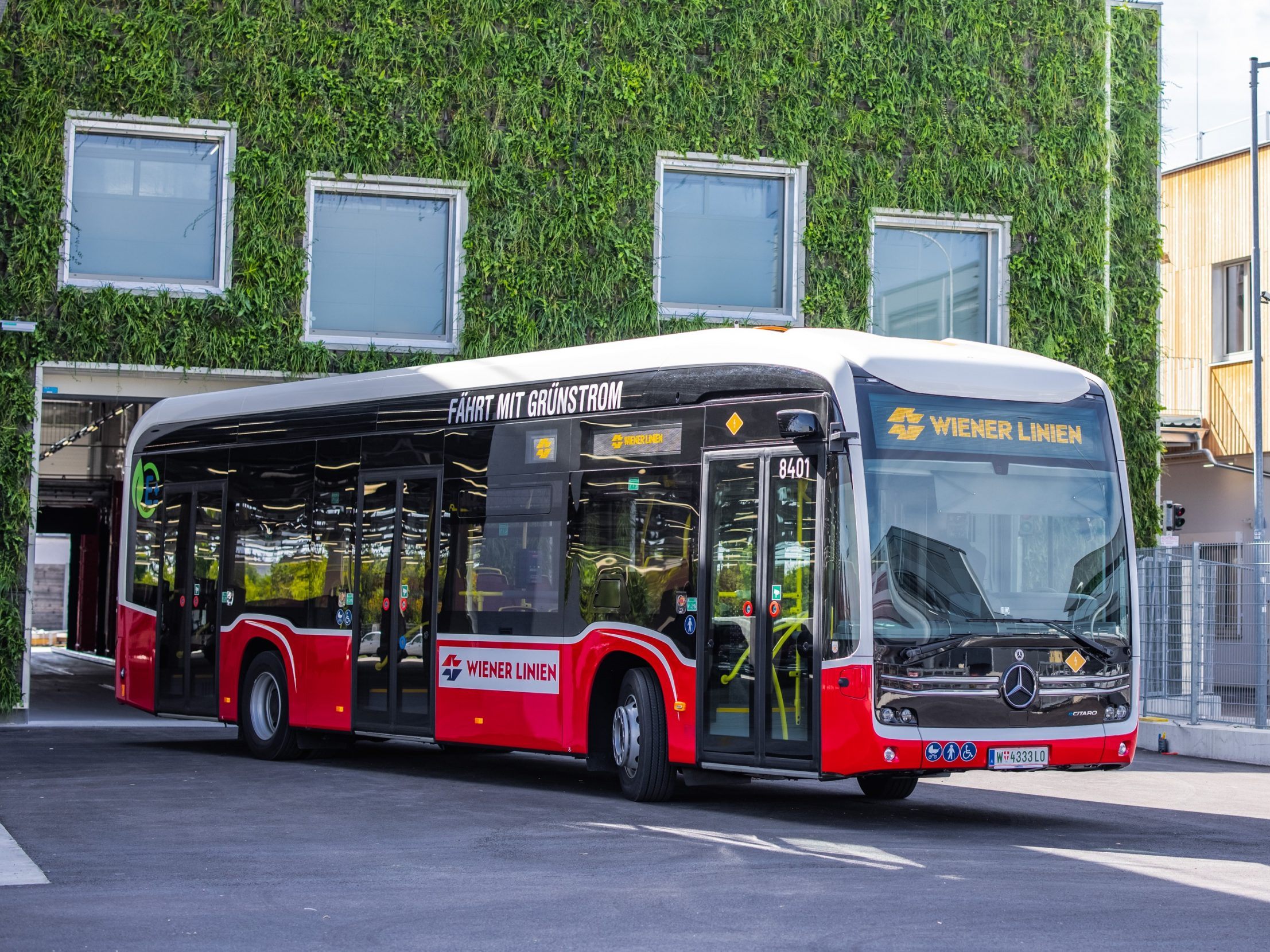 2) E-Bus im neuen Kompetenzzentrum für E-Mobilität der Wiener Linien in Siebenhirten. 2) E-Bus im neuen Kompetenzzentrum für E-Mobilität der Wiener Linien in Siebenhirten.