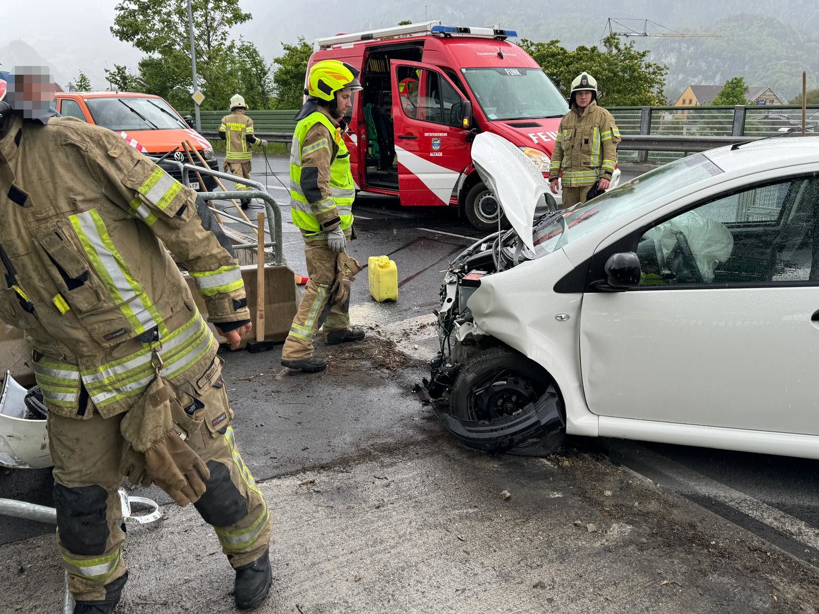 Eine Person wurde bei dem Unfall verletzt.